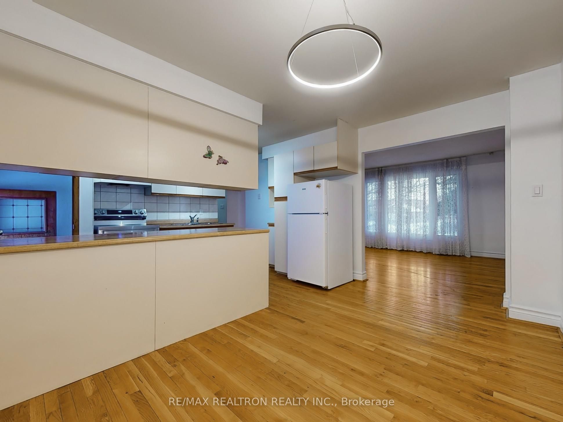 558 Sheppard Avenue Property Photo 9