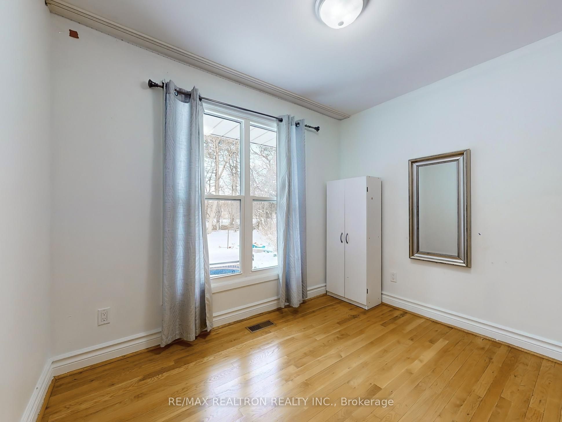 558 Sheppard Avenue Property Photo 17