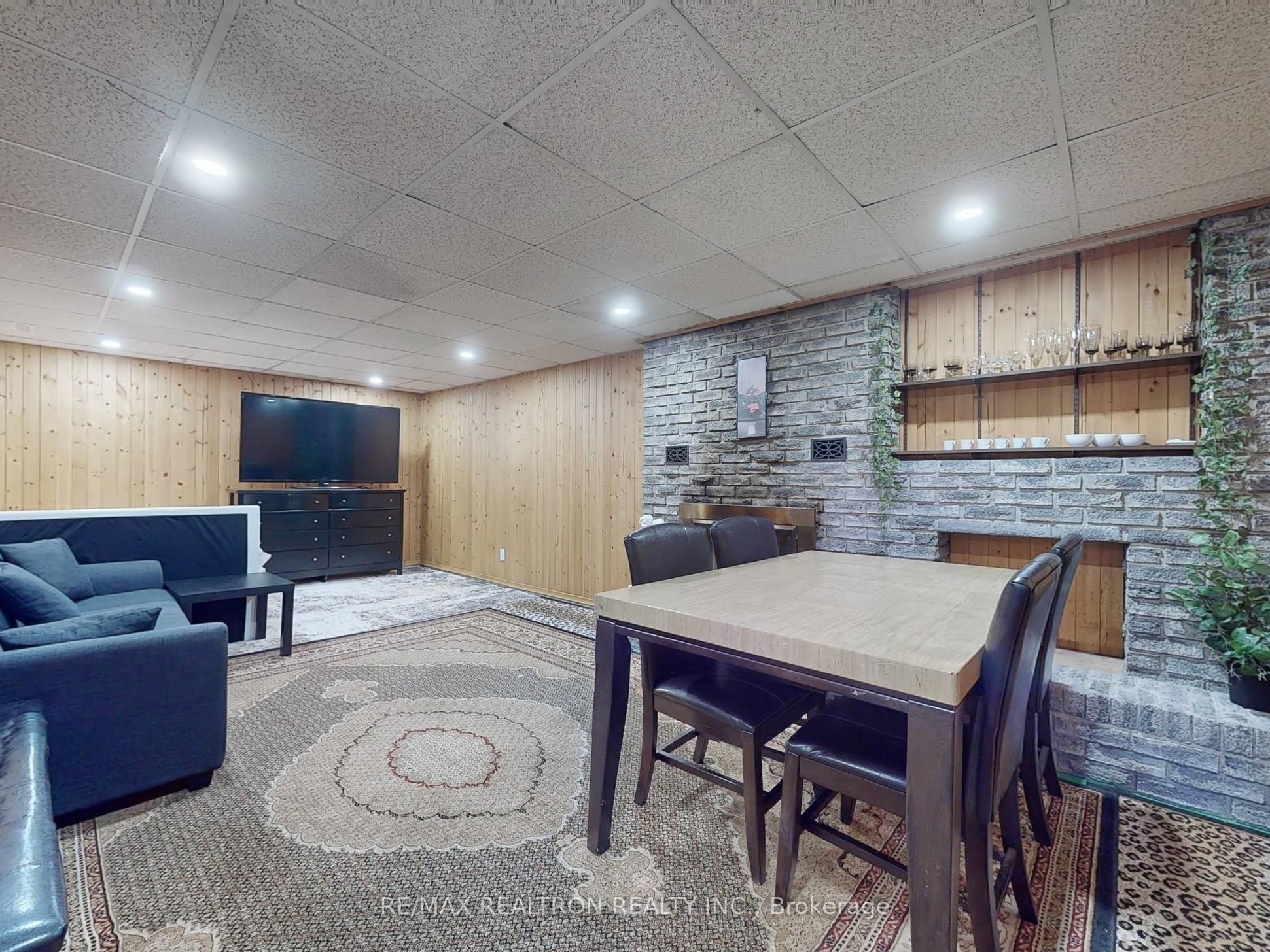 558 Sheppard Avenue Property Photo 27