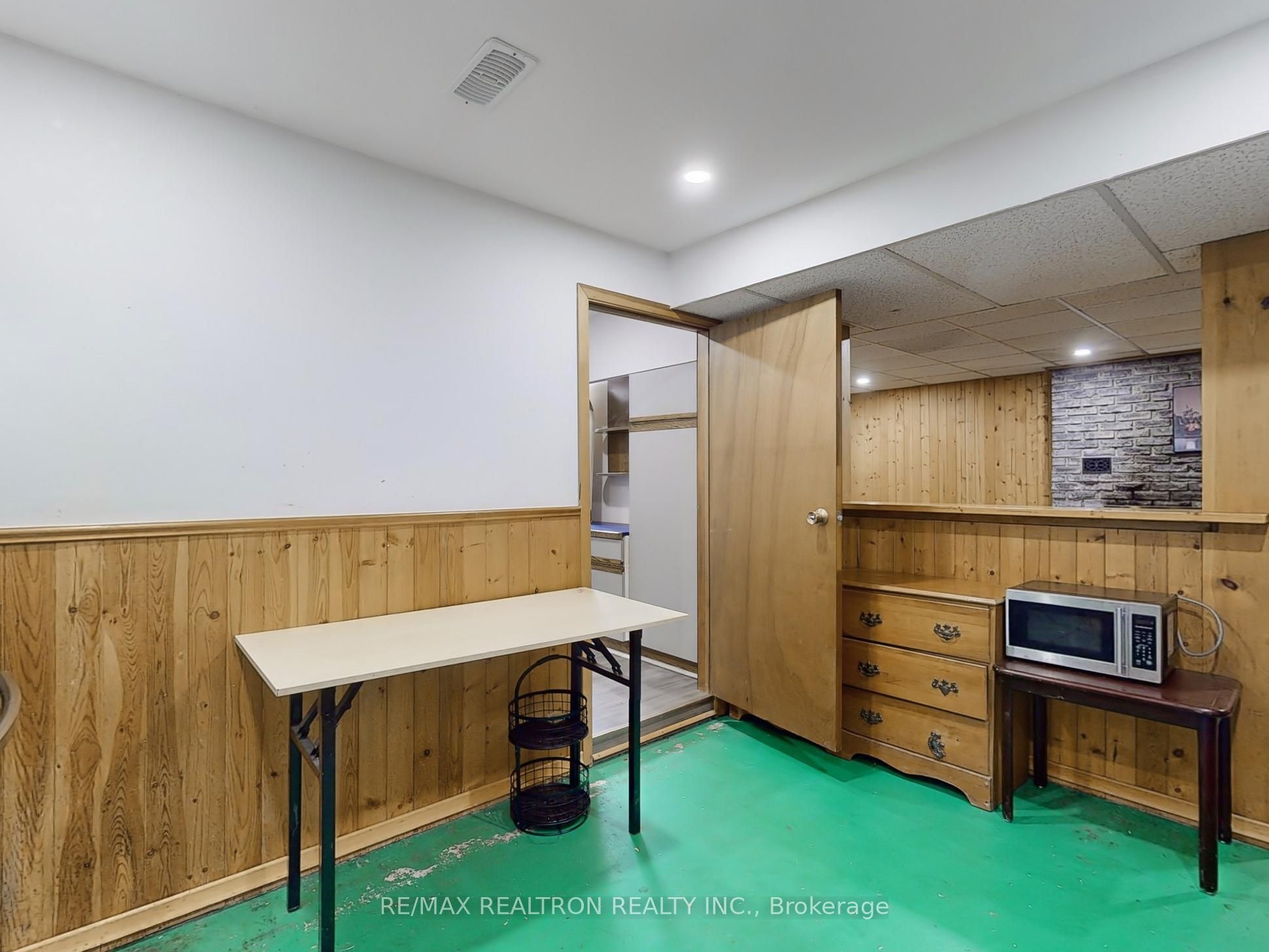 558 Sheppard Avenue Property Photo 30