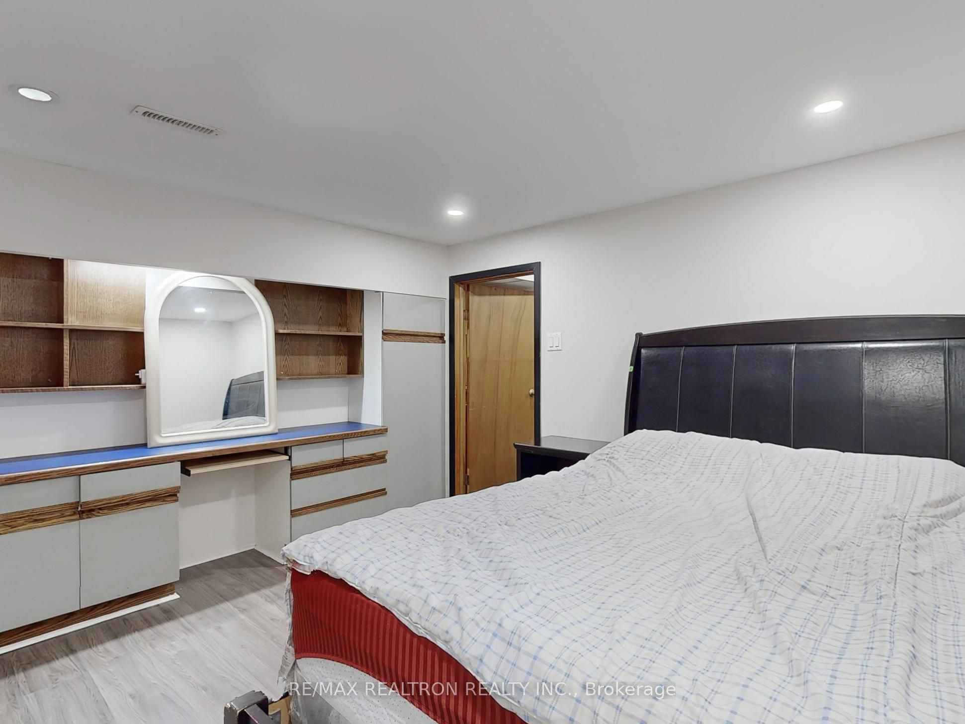 558 Sheppard Avenue Property Photo 32