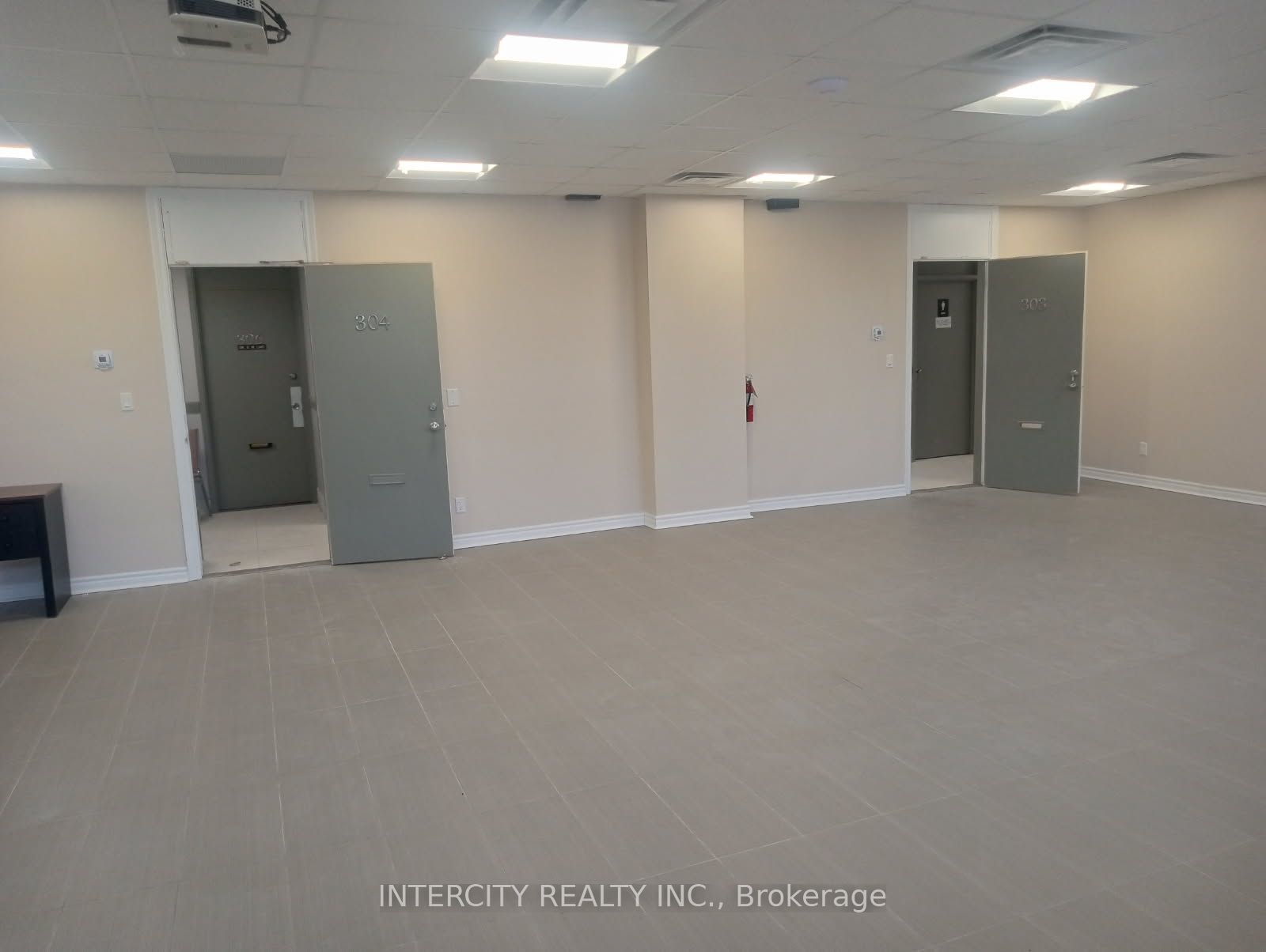 #303 - 2901 Lawrence Avenue Property Photo 2