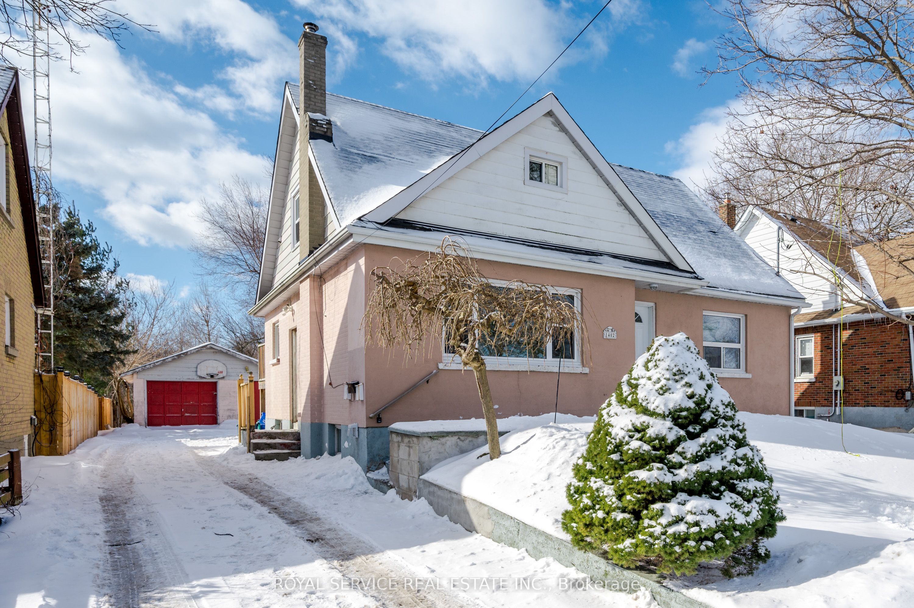 1402 Simcoe Street Property Photo 1