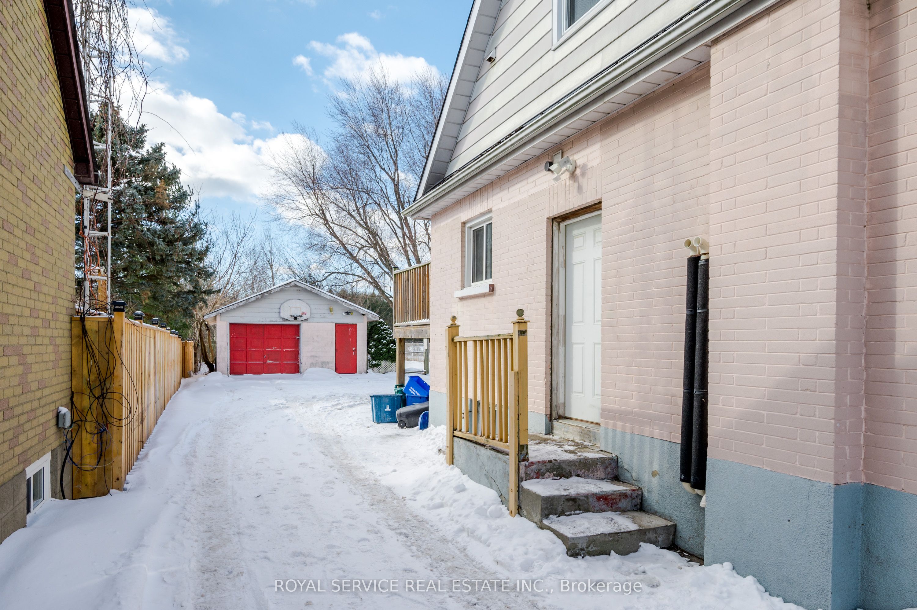 1402 Simcoe Street Property Photo 3