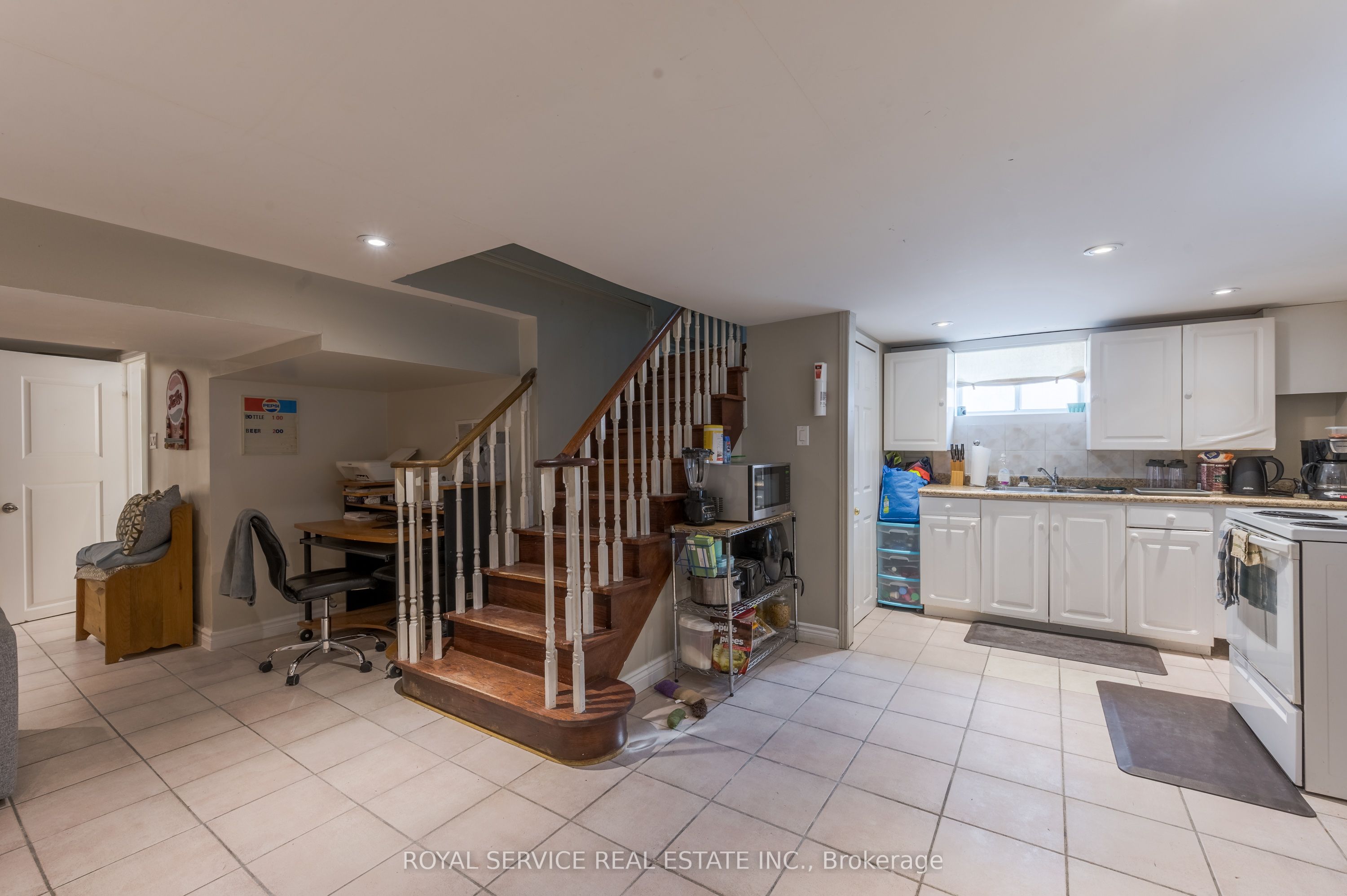 1402 Simcoe Street Property Photo 4