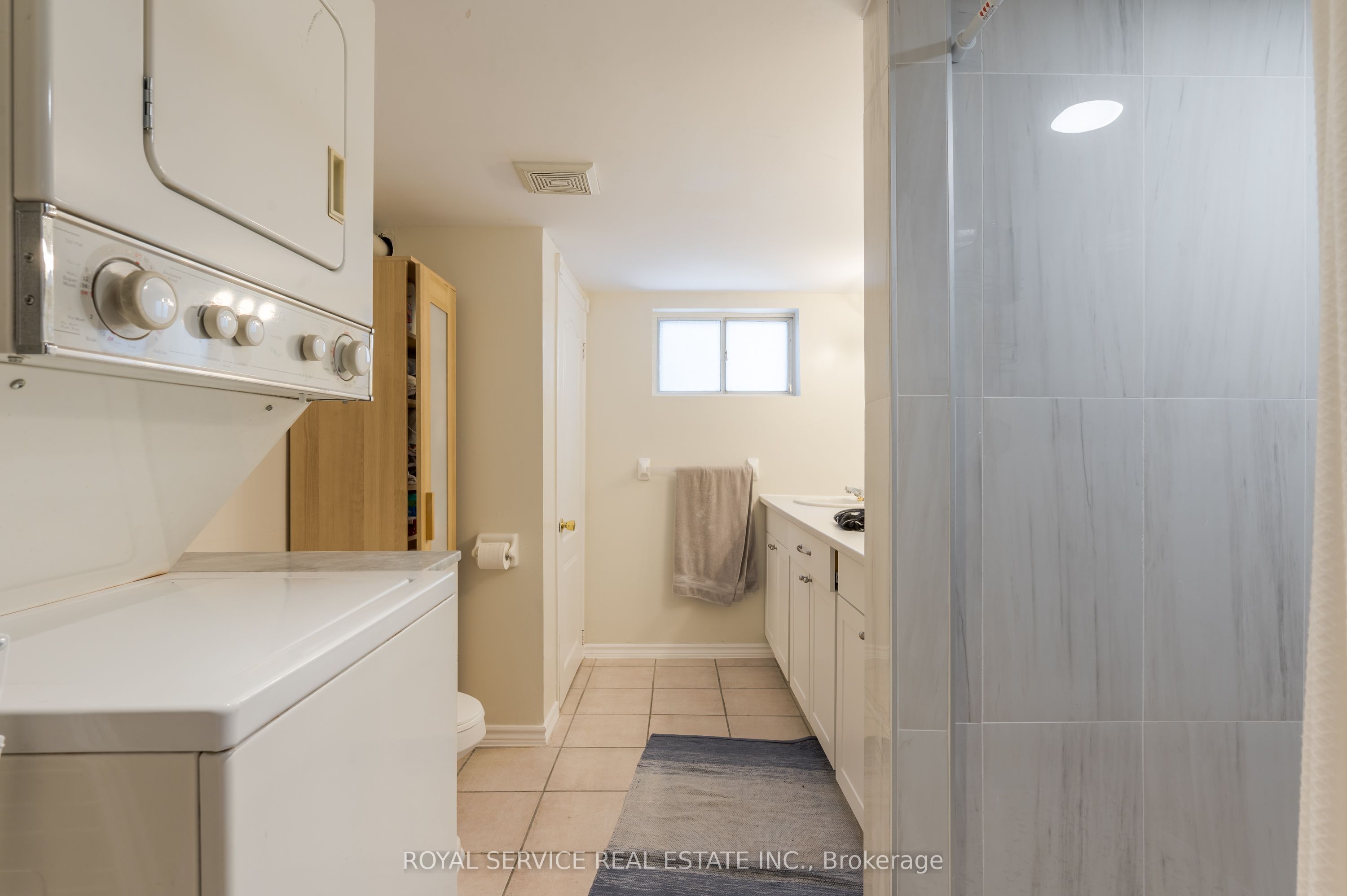 1402 Simcoe Street Property Photo 6