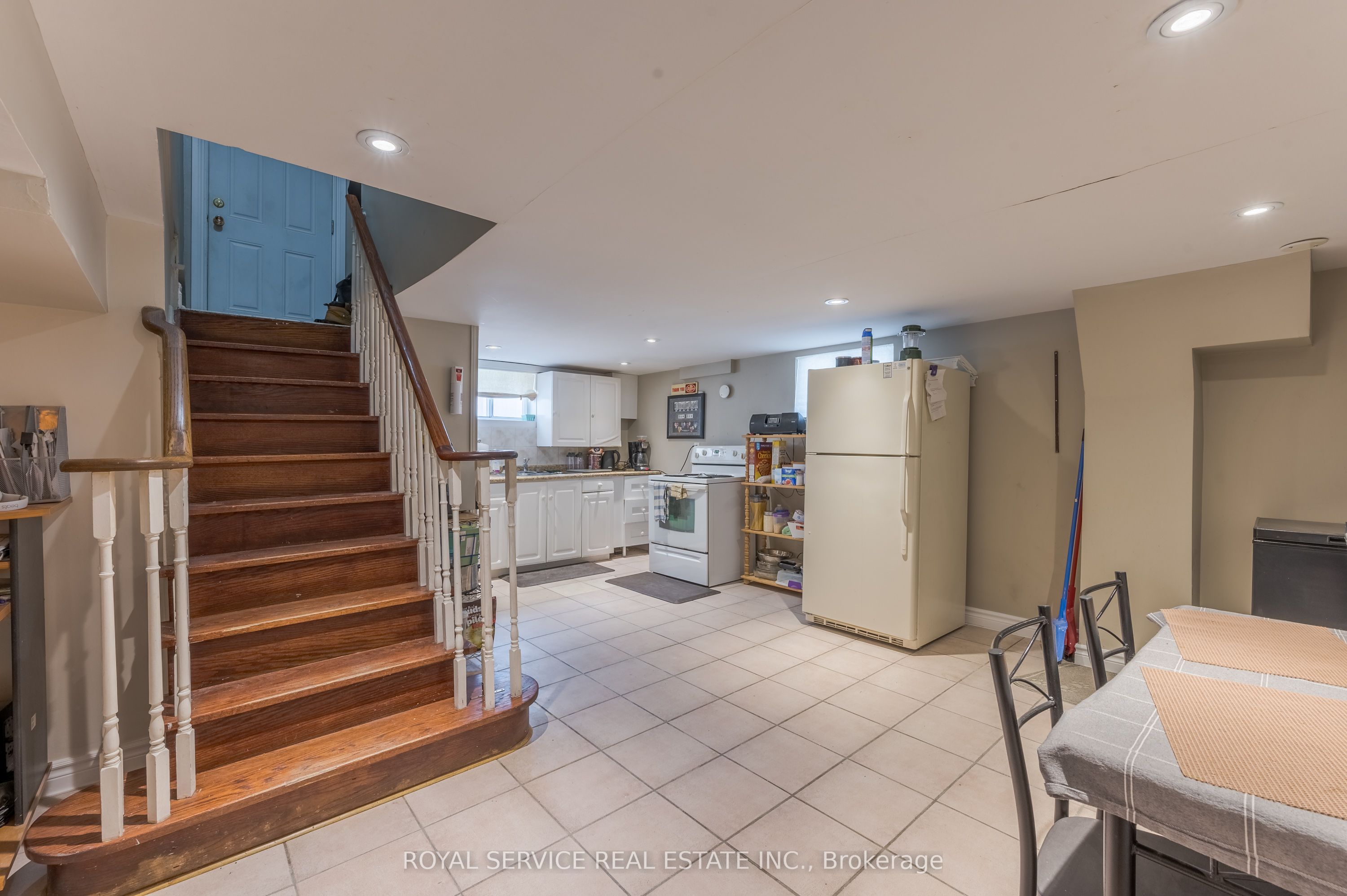 1402 Simcoe Street Property Photo 8