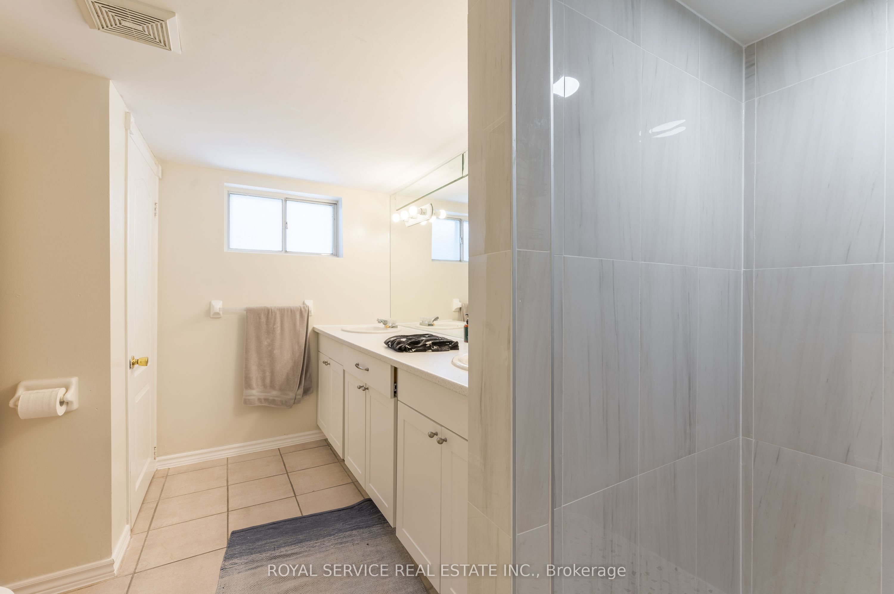 1402 Simcoe Street Property Photo 9