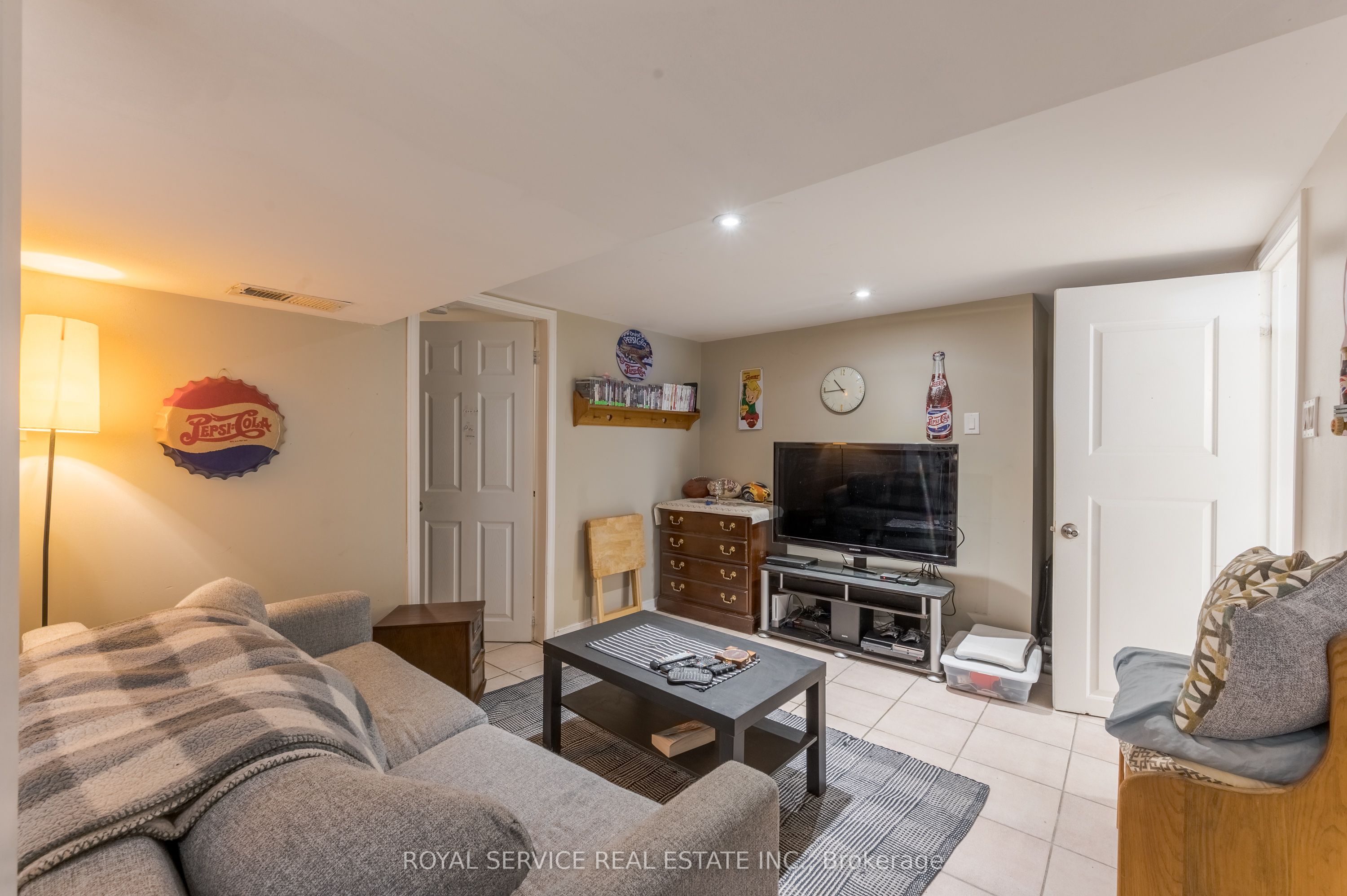 1402 Simcoe Street Property Photo 10