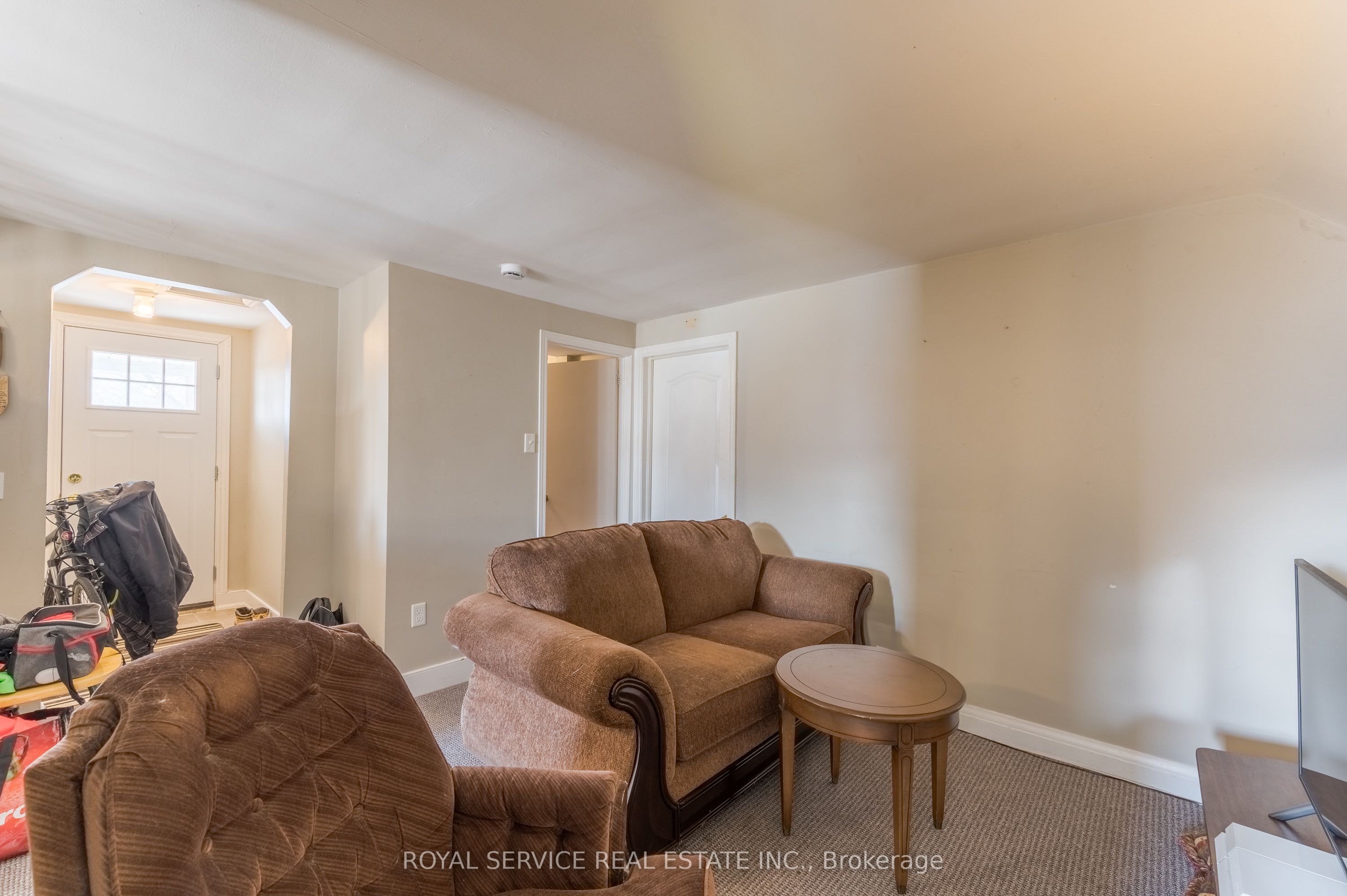 1402 Simcoe Street Property Photo 17