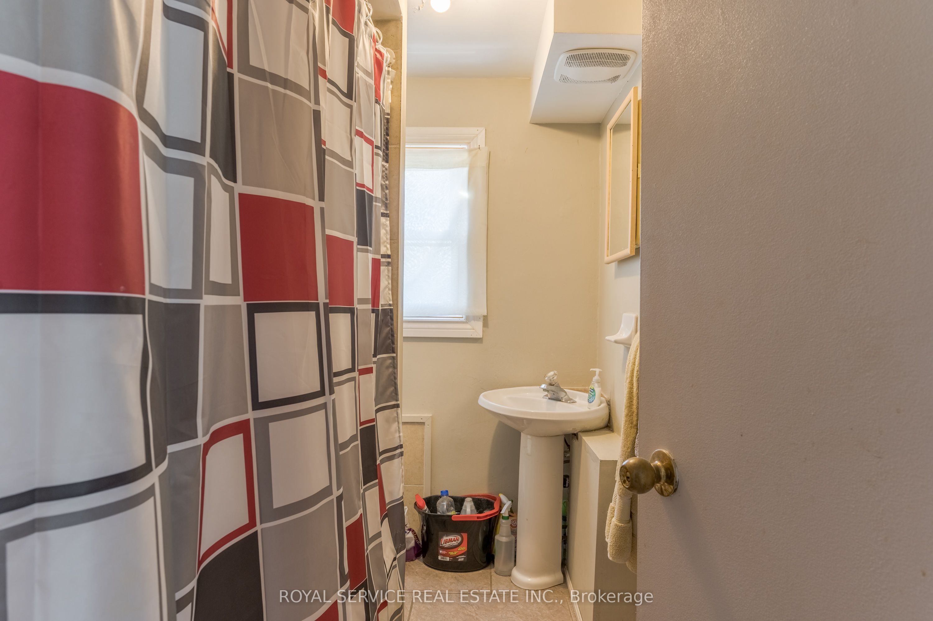 1402 Simcoe Street Property Photo 18