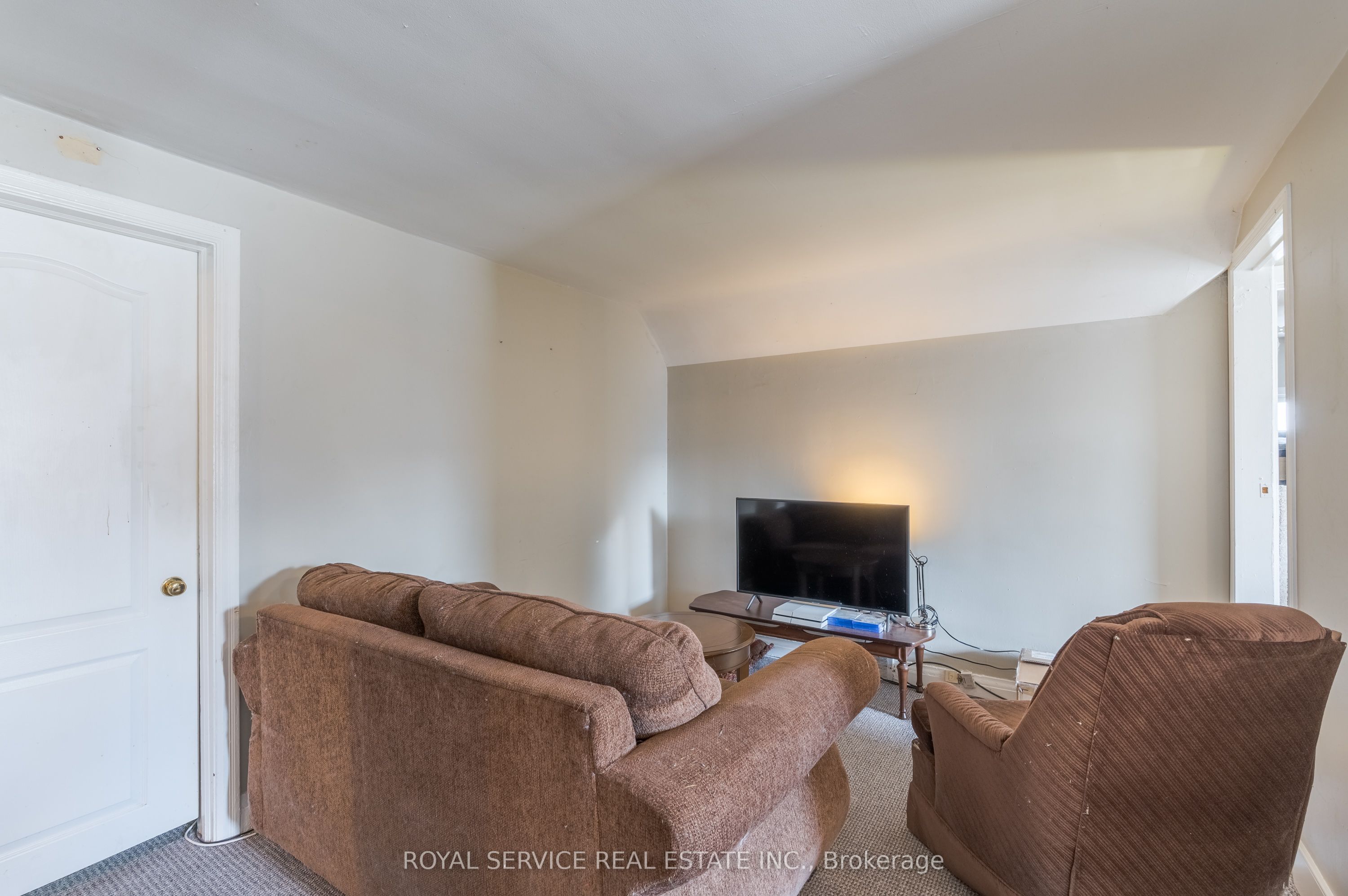 1402 Simcoe Street Property Photo 22