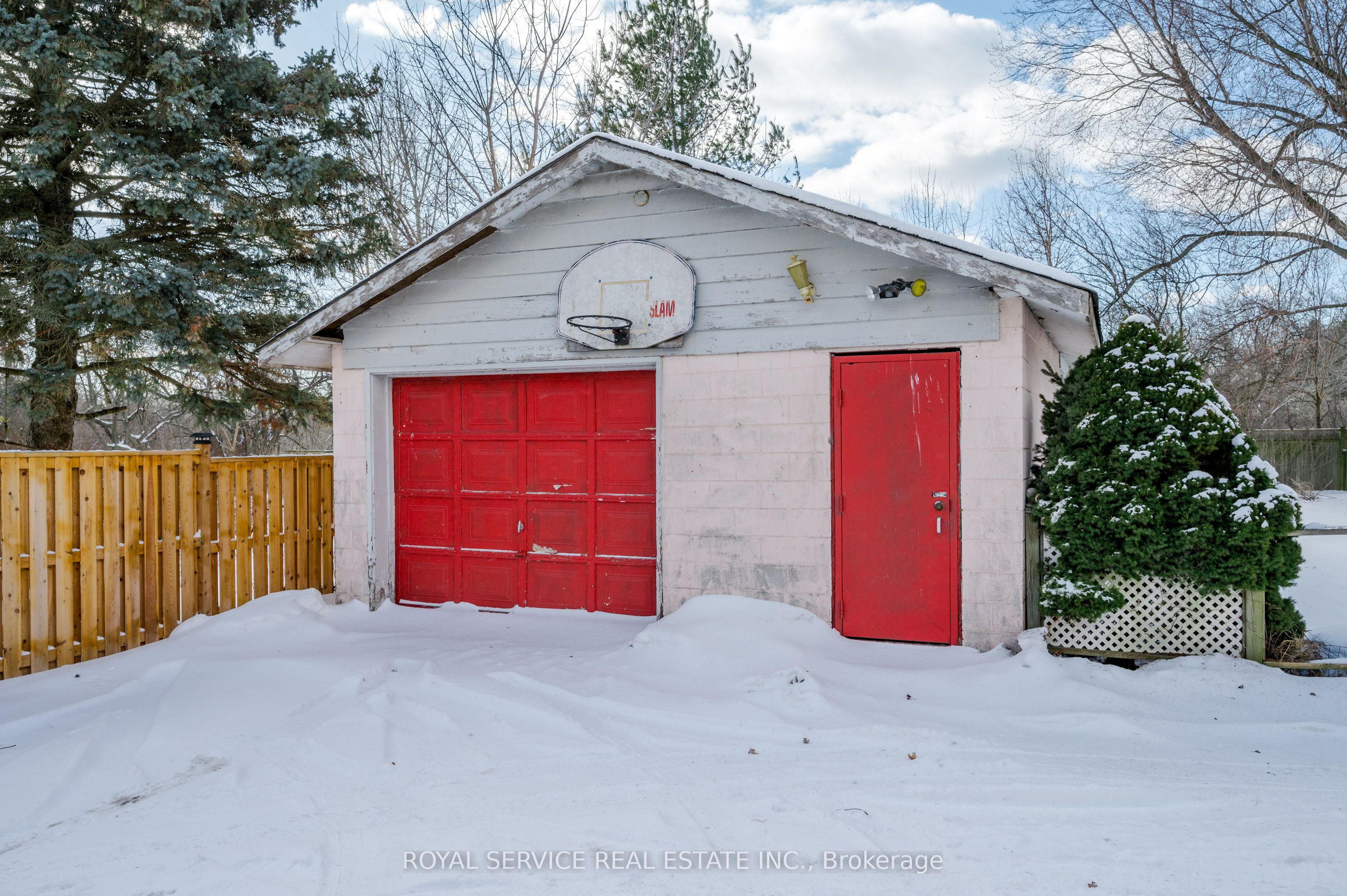 1402 Simcoe Street Property Photo 23