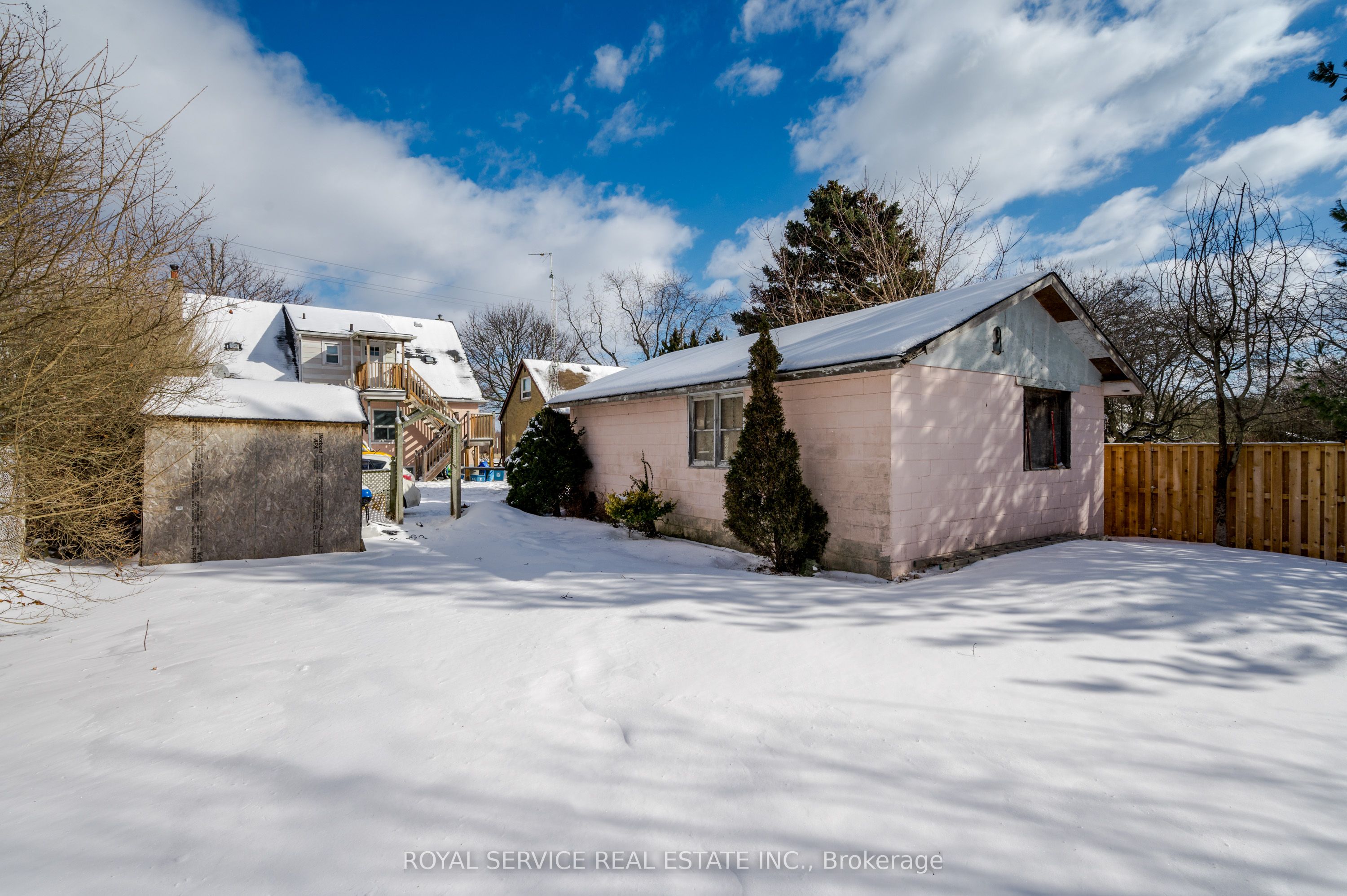 1402 Simcoe Street Property Photo 24