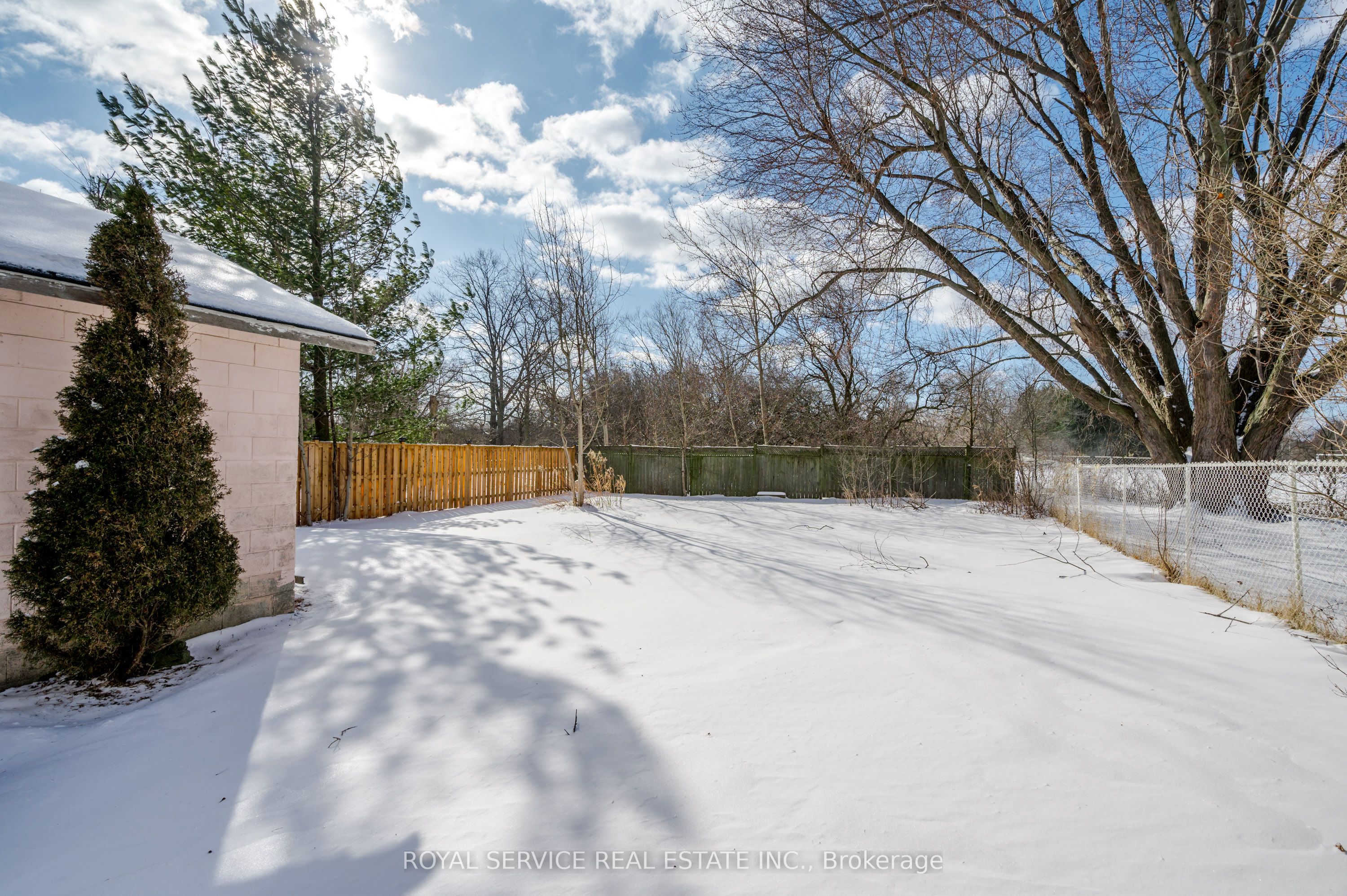 1402 Simcoe Street Property Photo 25
