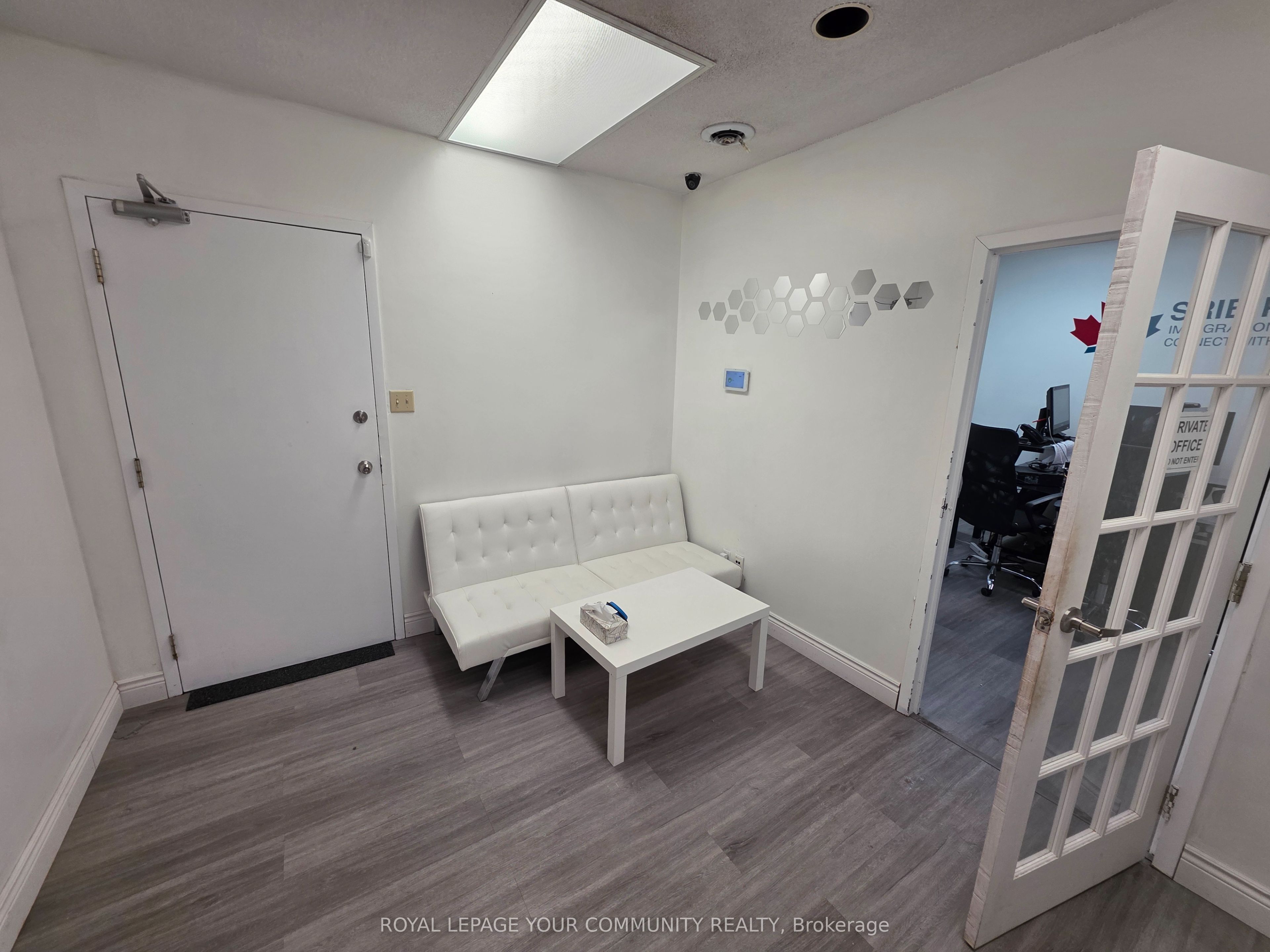 #213 - 4218 Lawrence Avenue Property Photo 6