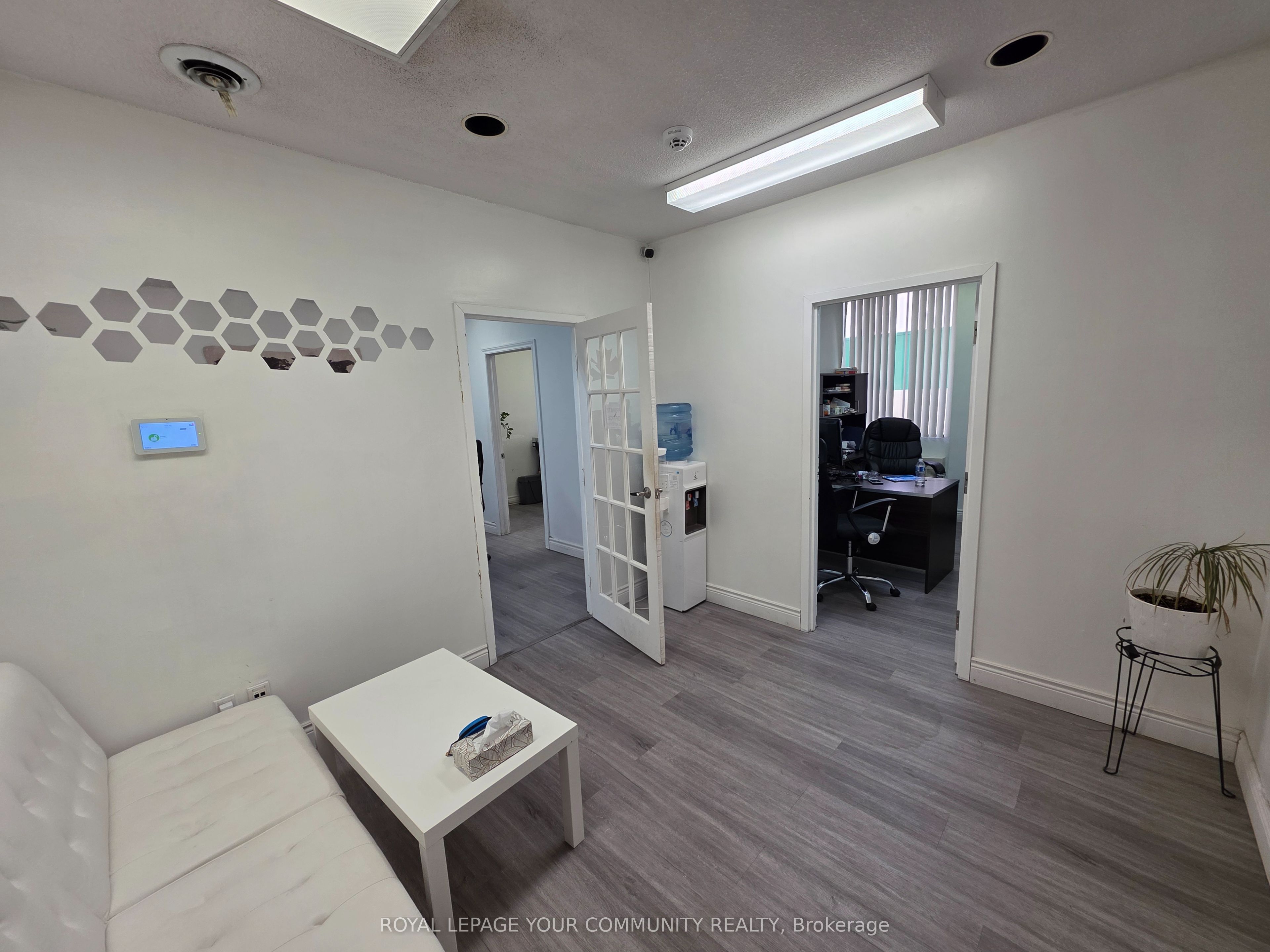 #213 - 4218 Lawrence Avenue Property Photo 7