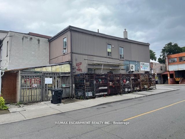 673 Gerrard Street Property Photo 4