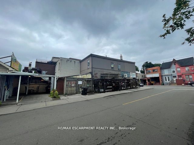 673 Gerrard Street Property Photo 5