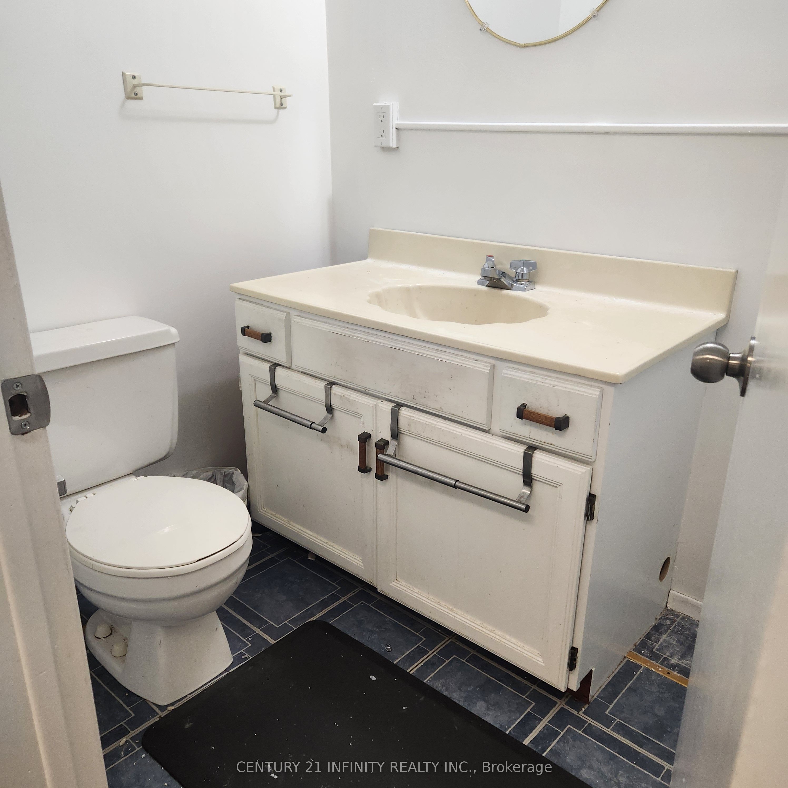 #203 - 909 Simcoe Street Property Photo 4