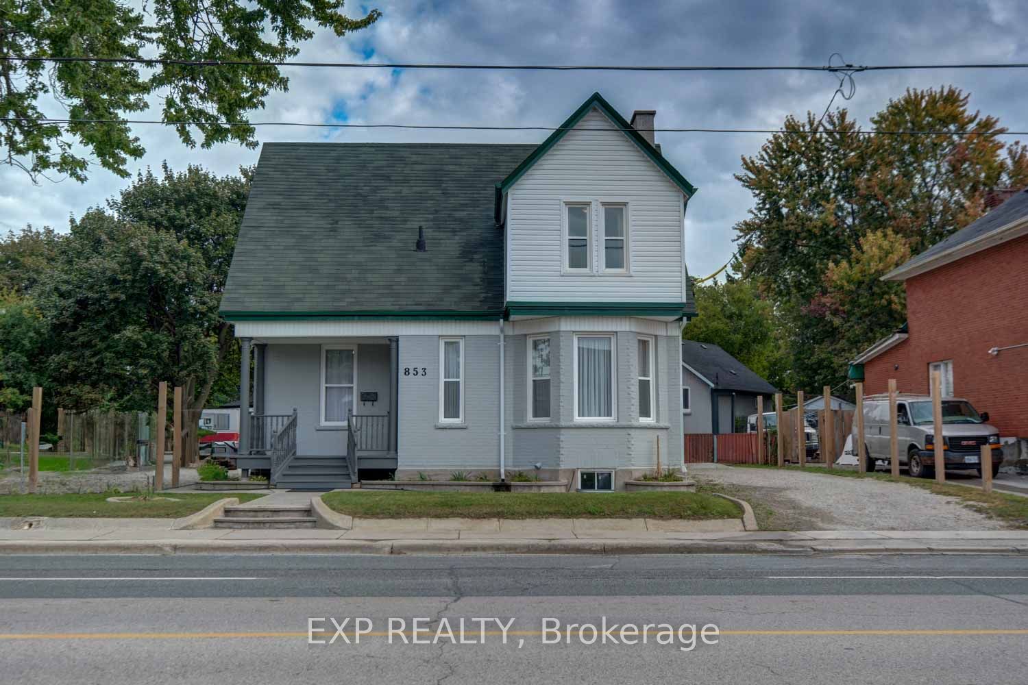853 Simcoe Street Property Photo 10