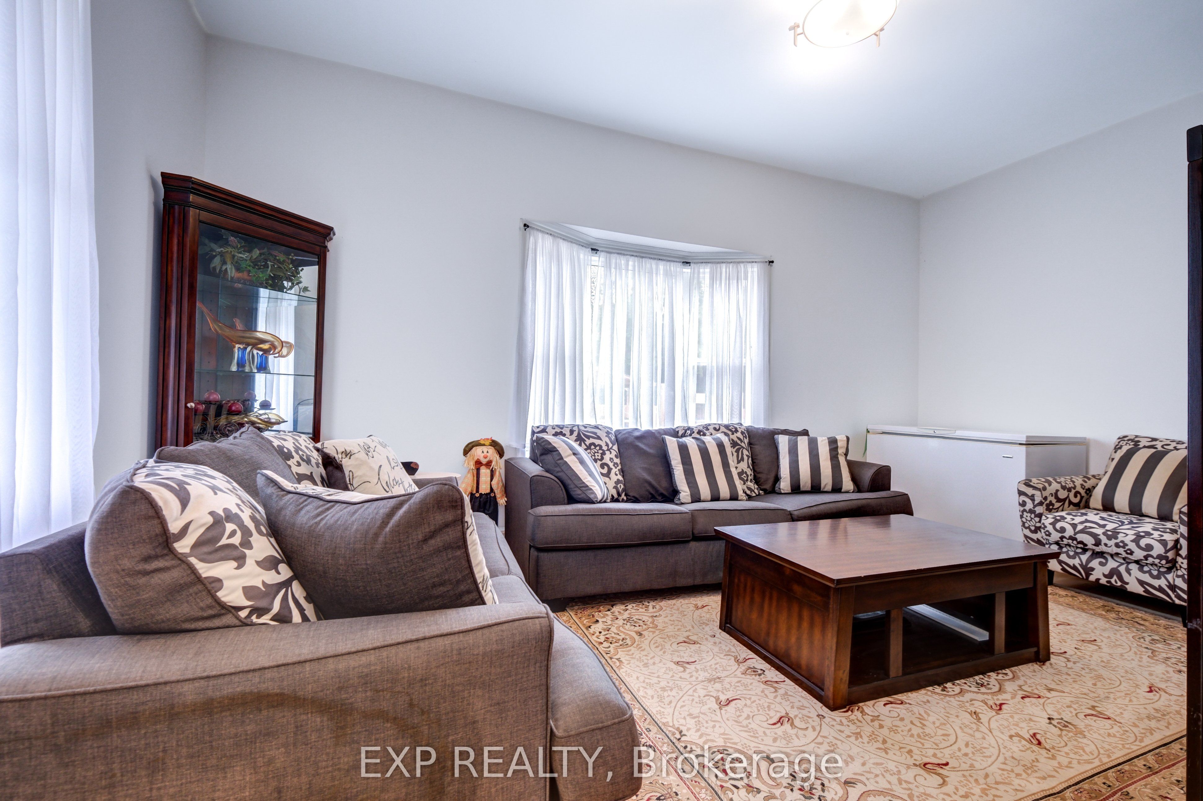 853 Simcoe Street Property Photo 15