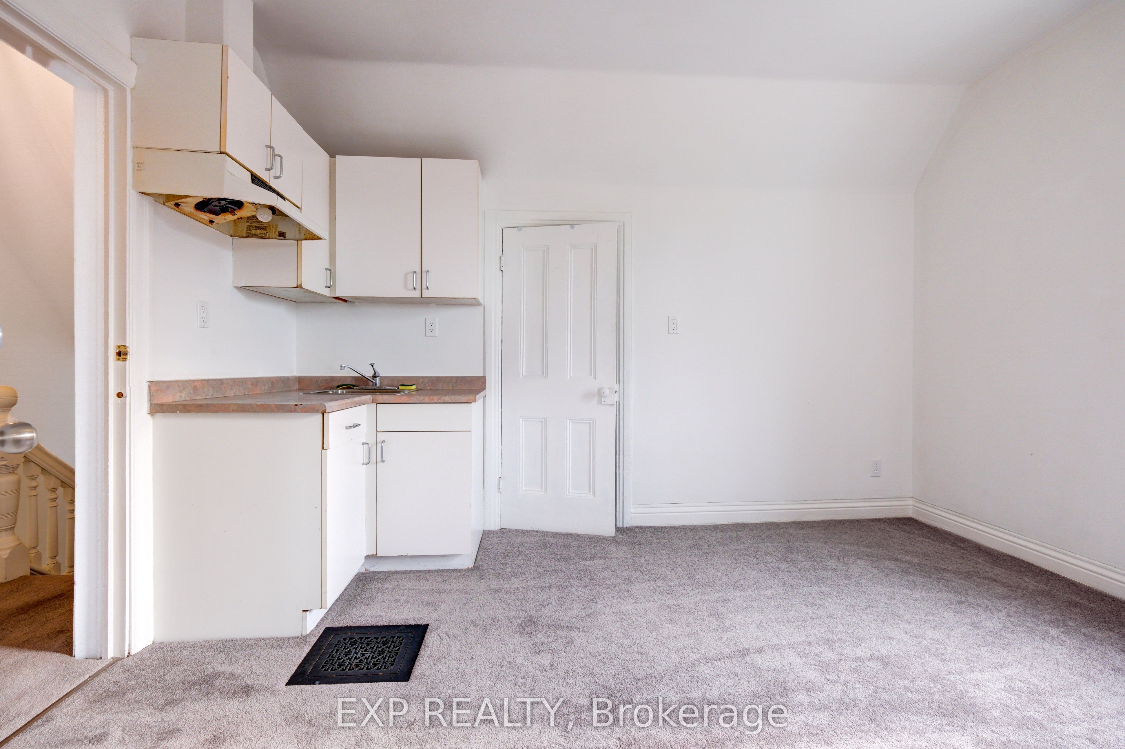 853 Simcoe Street Property Photo 19