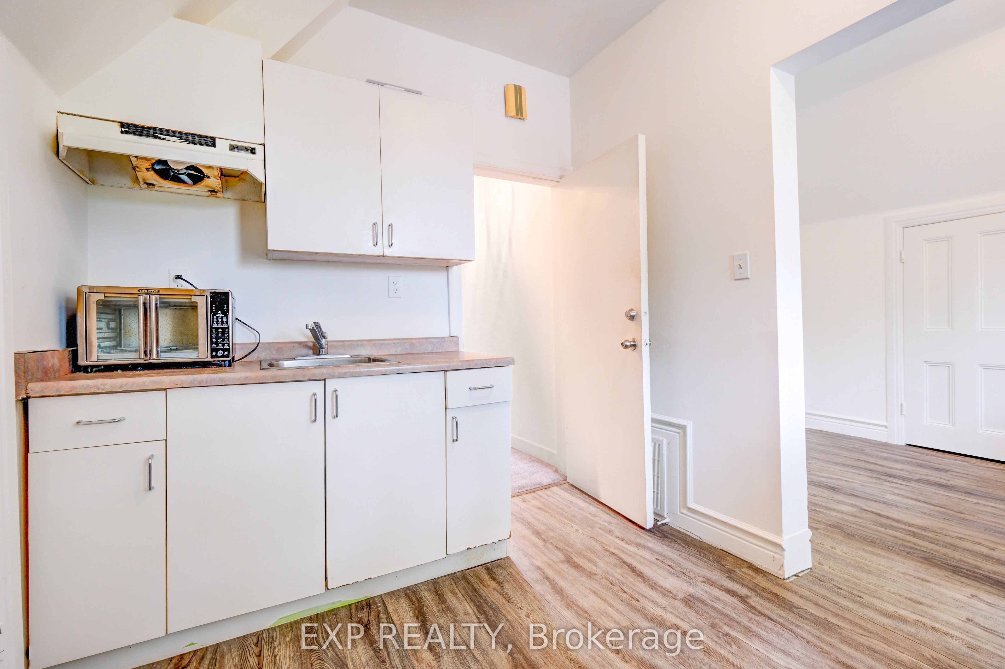 853 Simcoe Street Property Photo 20