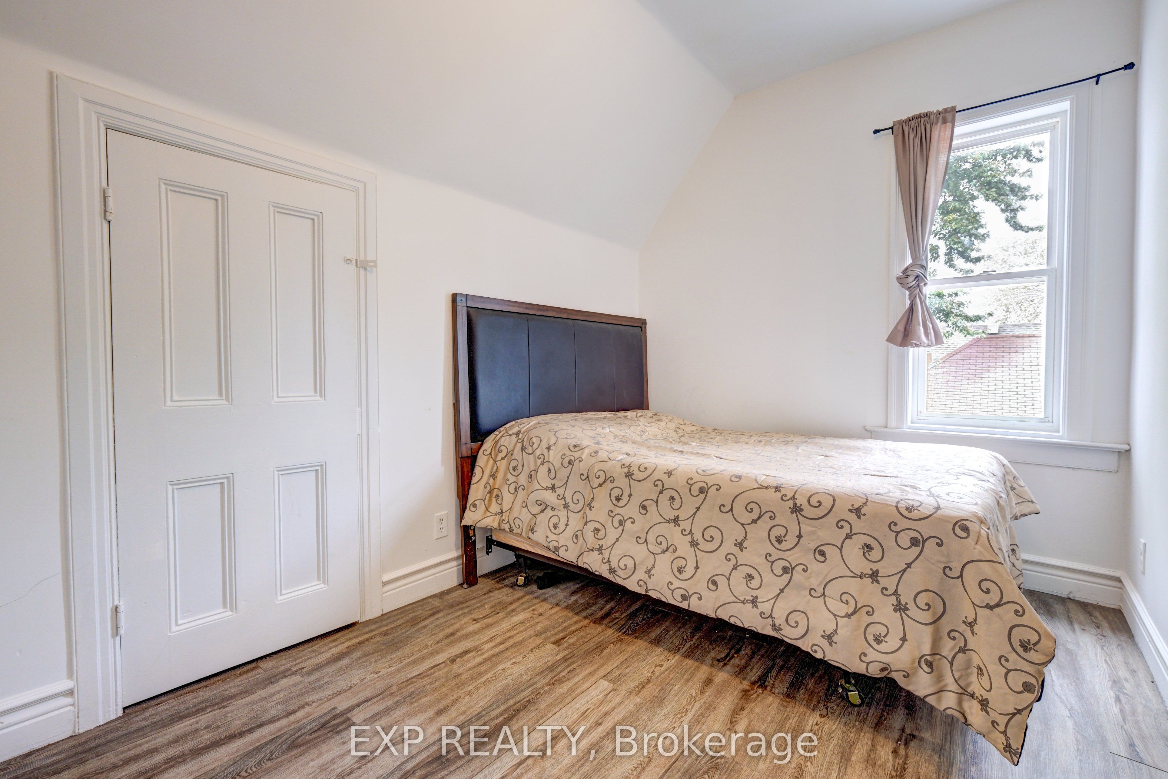 853 Simcoe Street Property Photo 21