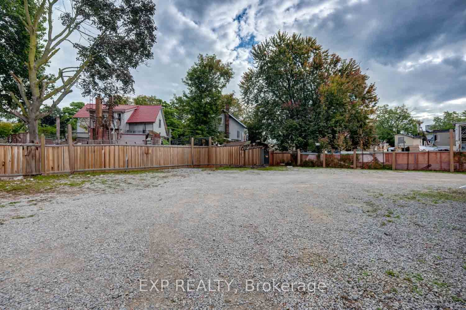 853 Simcoe Street Property Photo 23