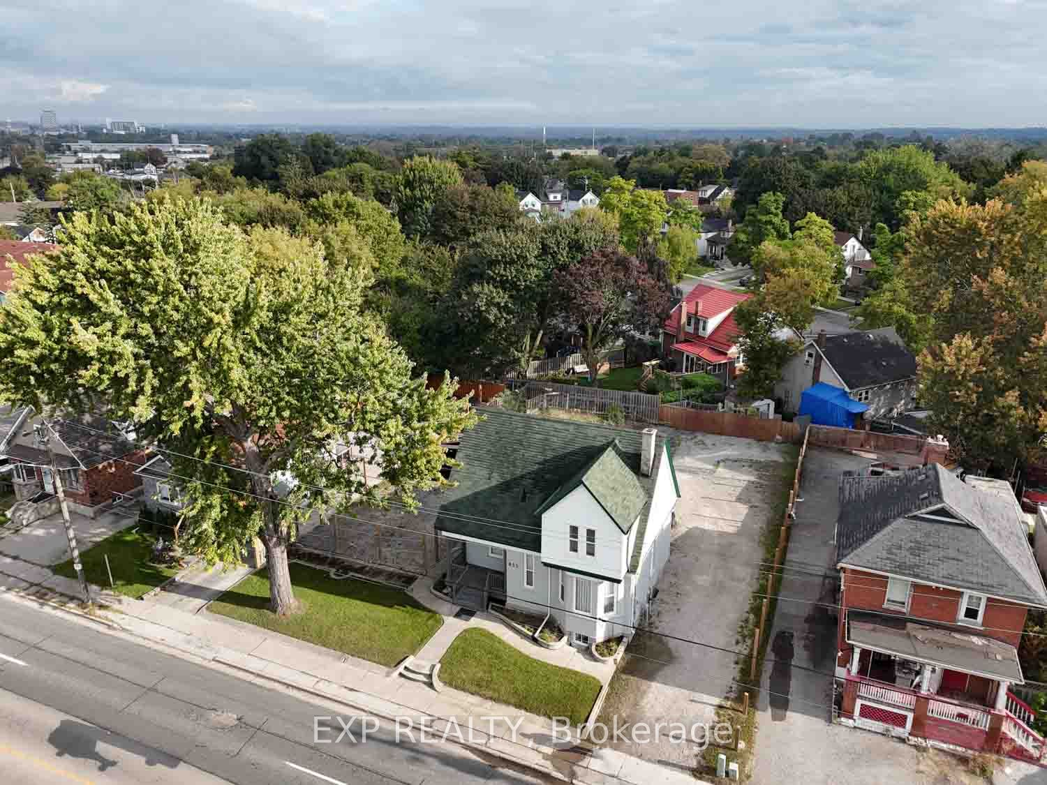 853 Simcoe Street Property Photo 26