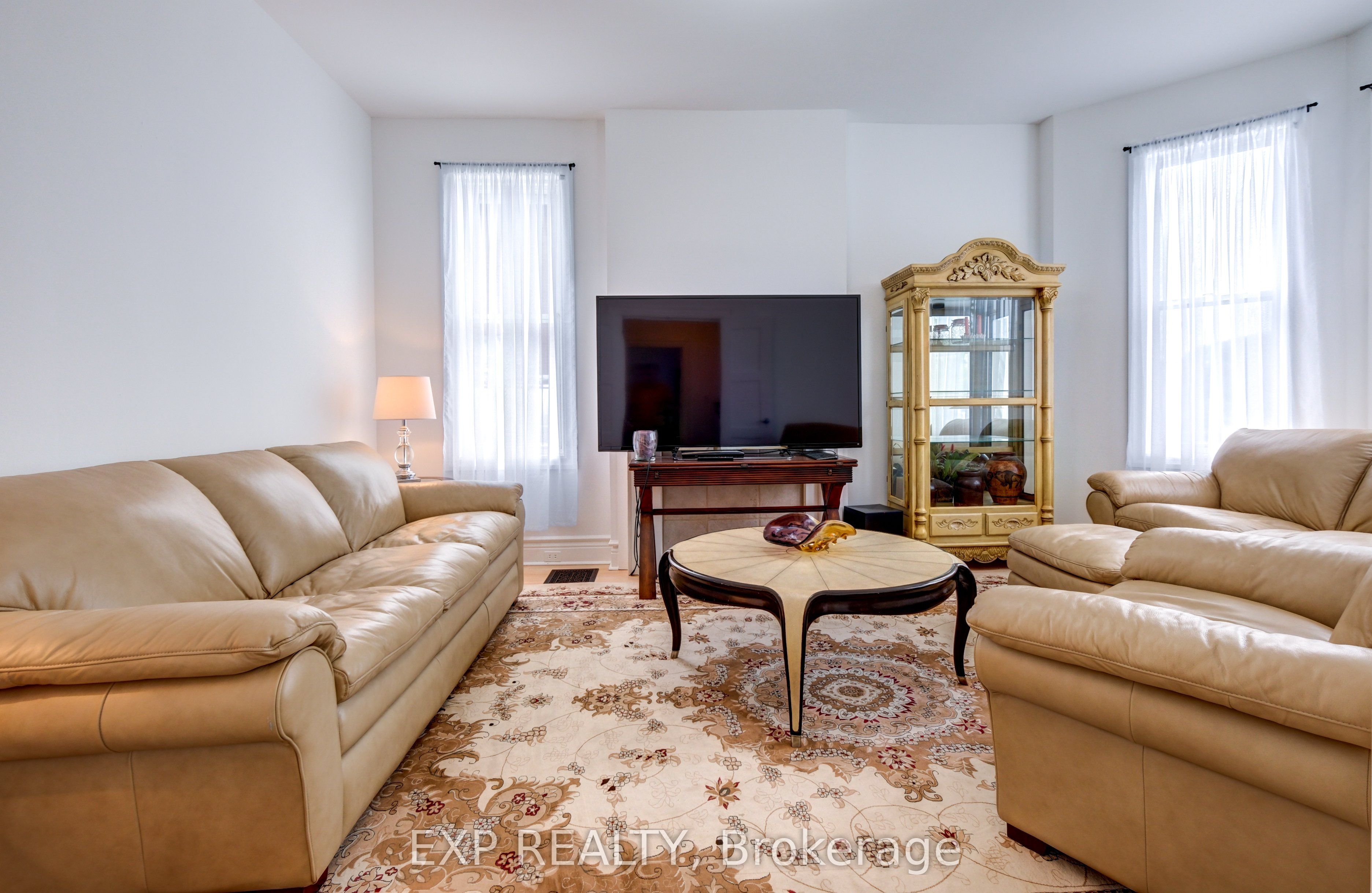 853 Simcoe Street Property Photo 15
