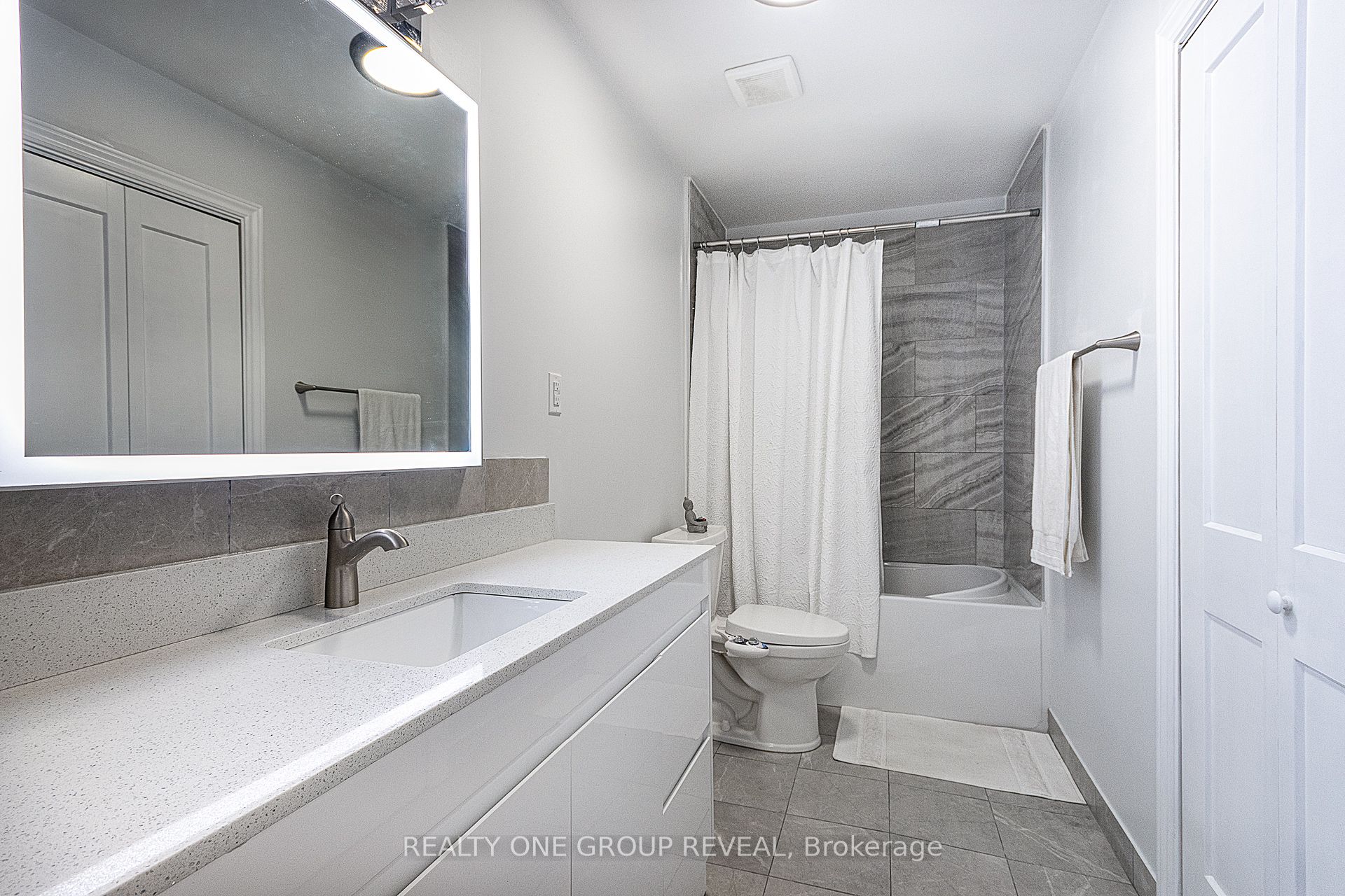 524 Simcoe Street Property Photo 14