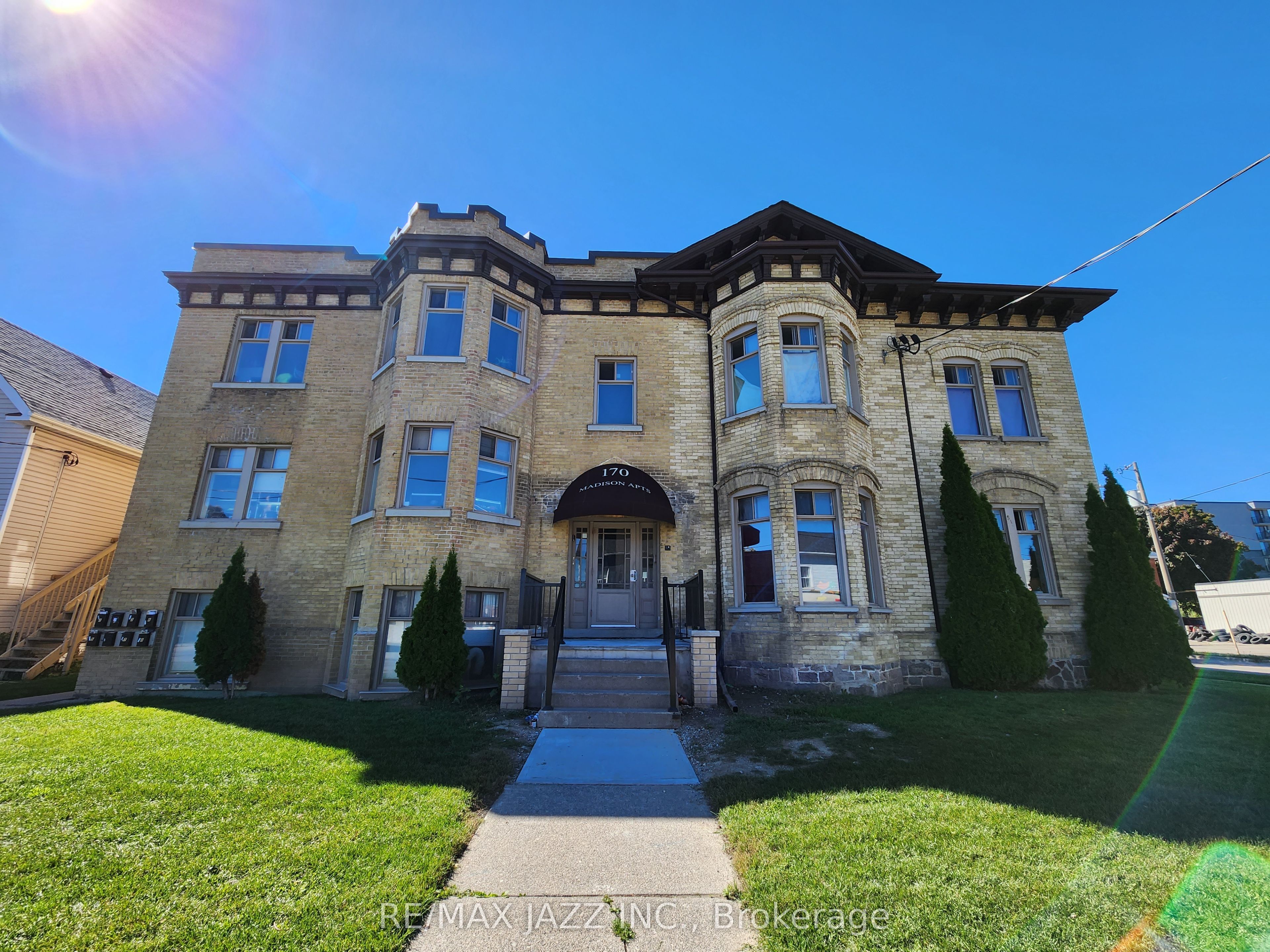 170 Simcoe Street Property Photo 1