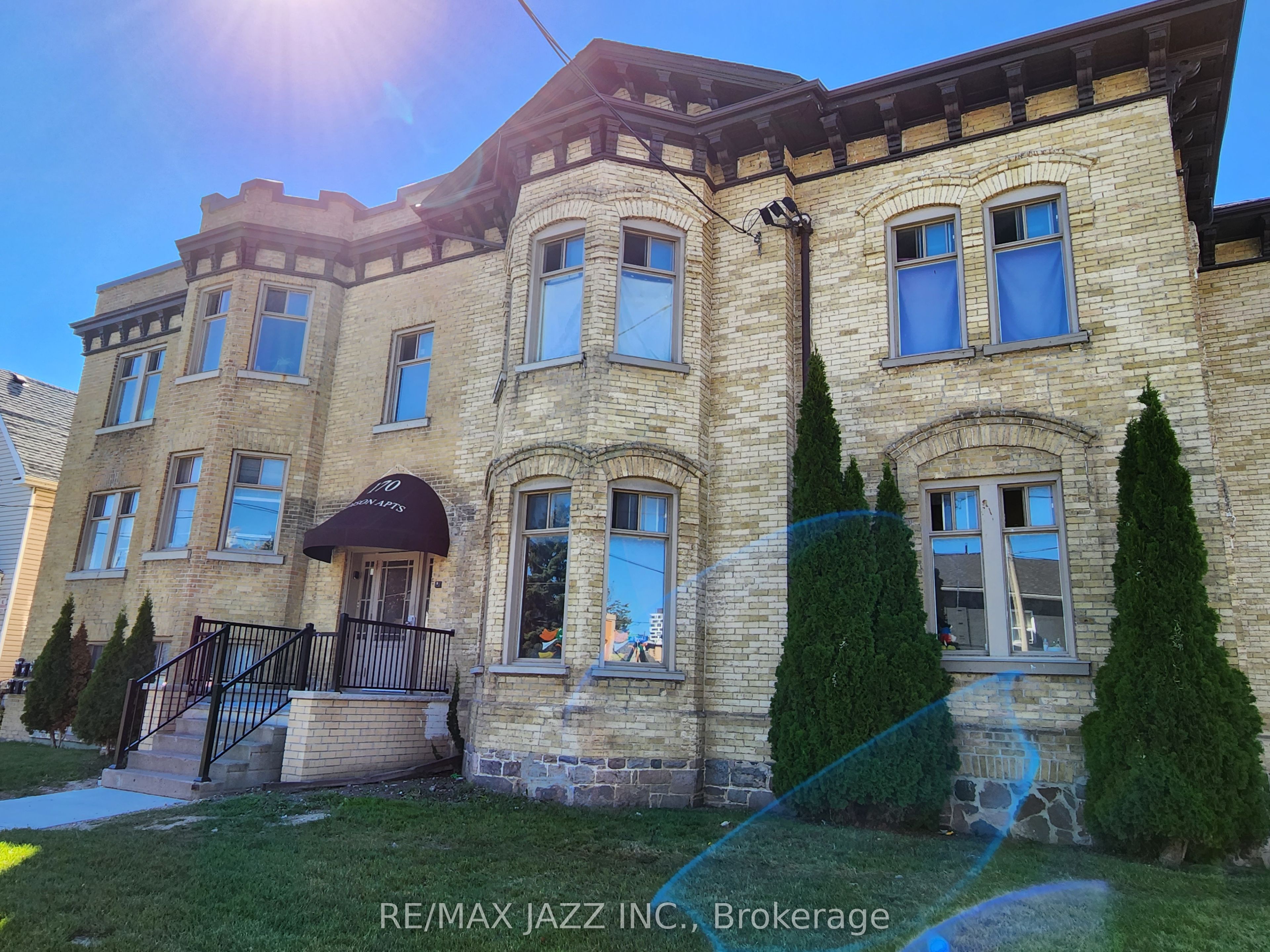 170 Simcoe Street Property Photo 3