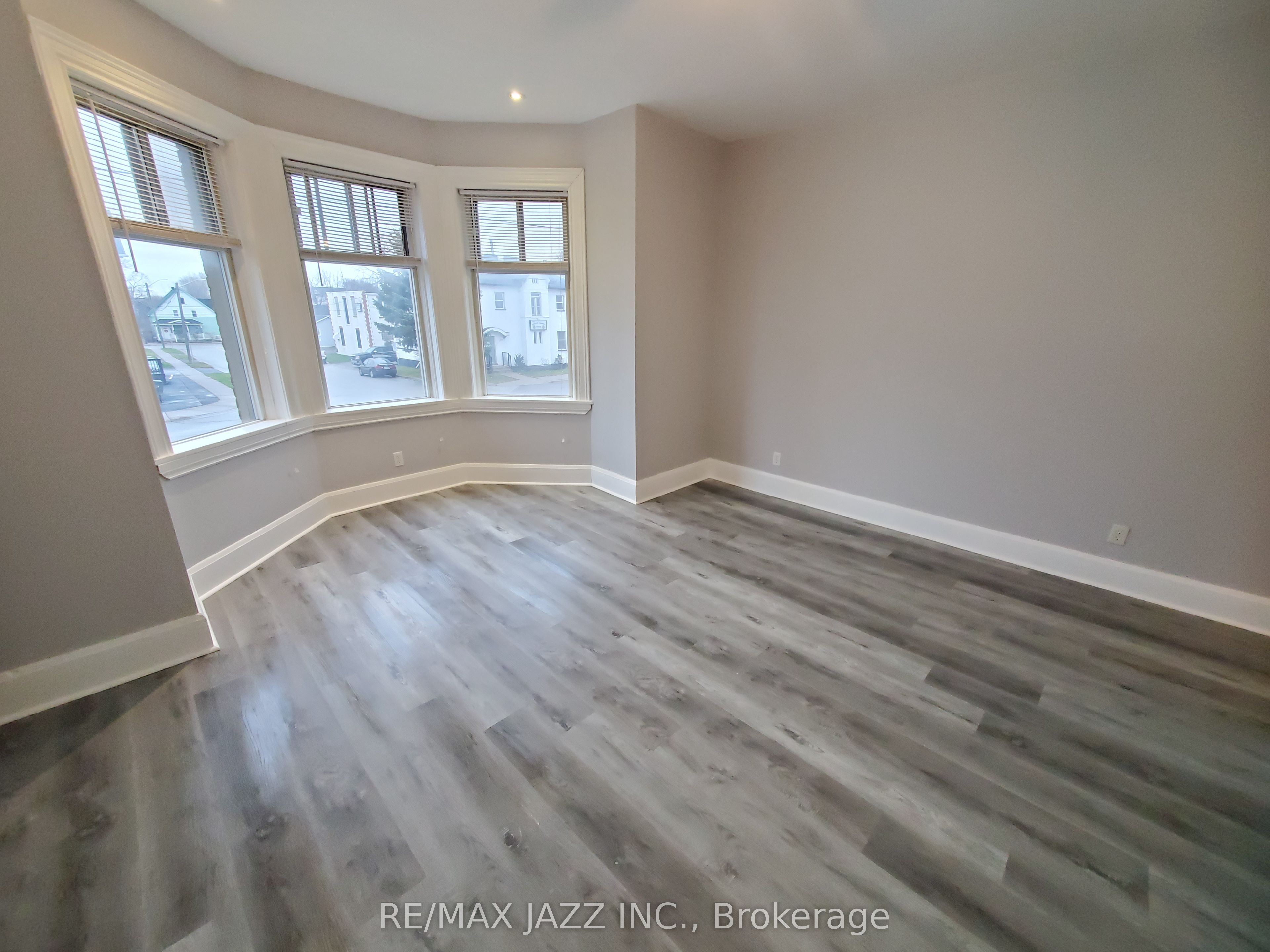 170 Simcoe Street Property Photo 5