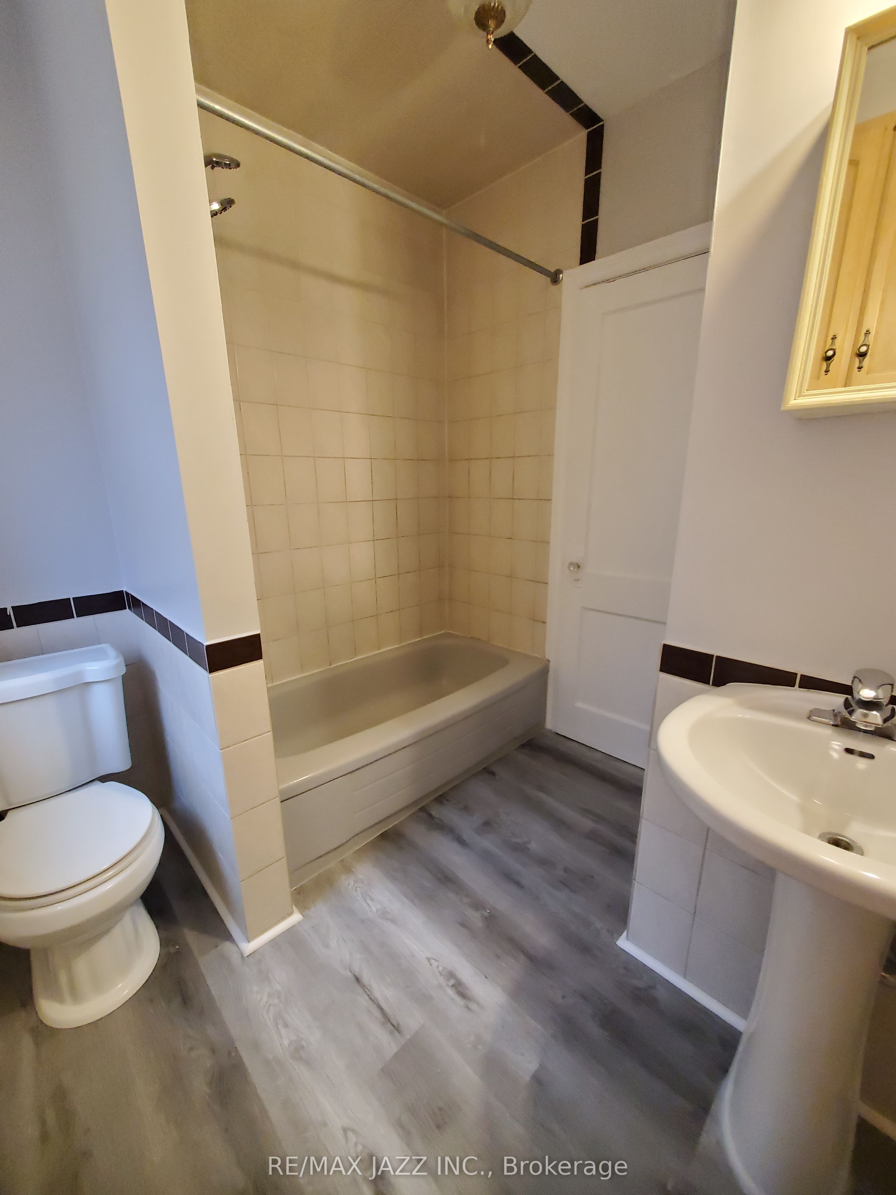 170 Simcoe Street Property Photo 7