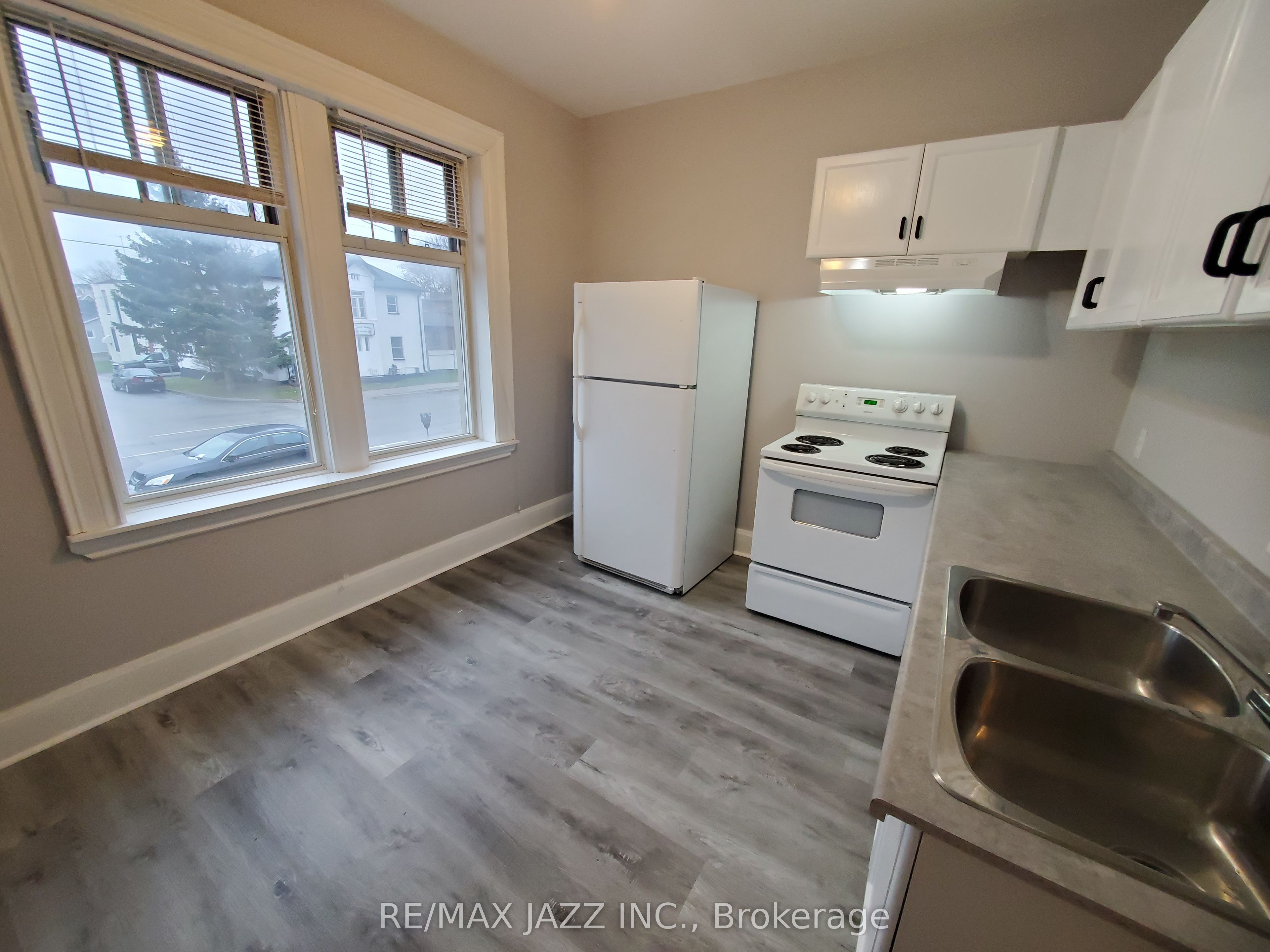 170 Simcoe Street Property Photo 8