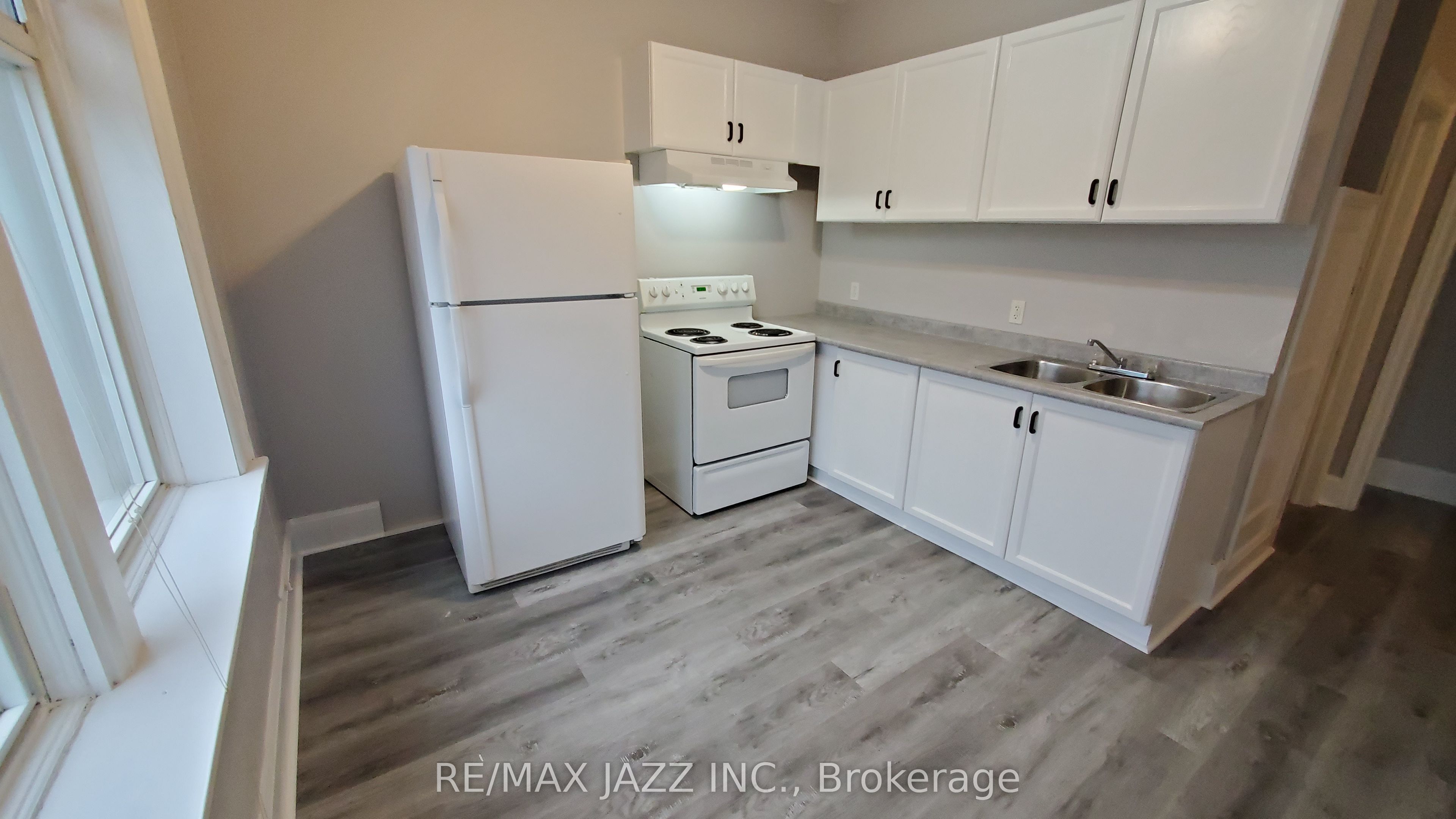 170 Simcoe Street Property Photo 9