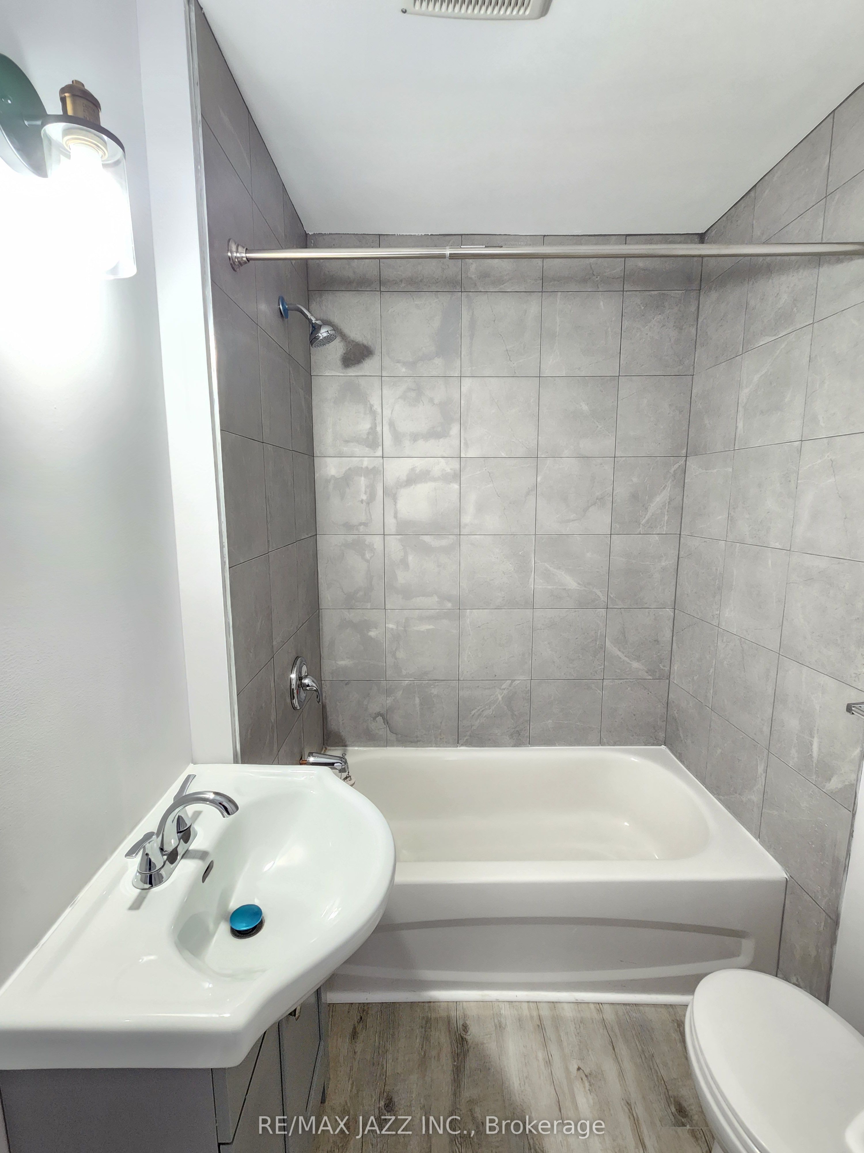 170 Simcoe Street Property Photo 21