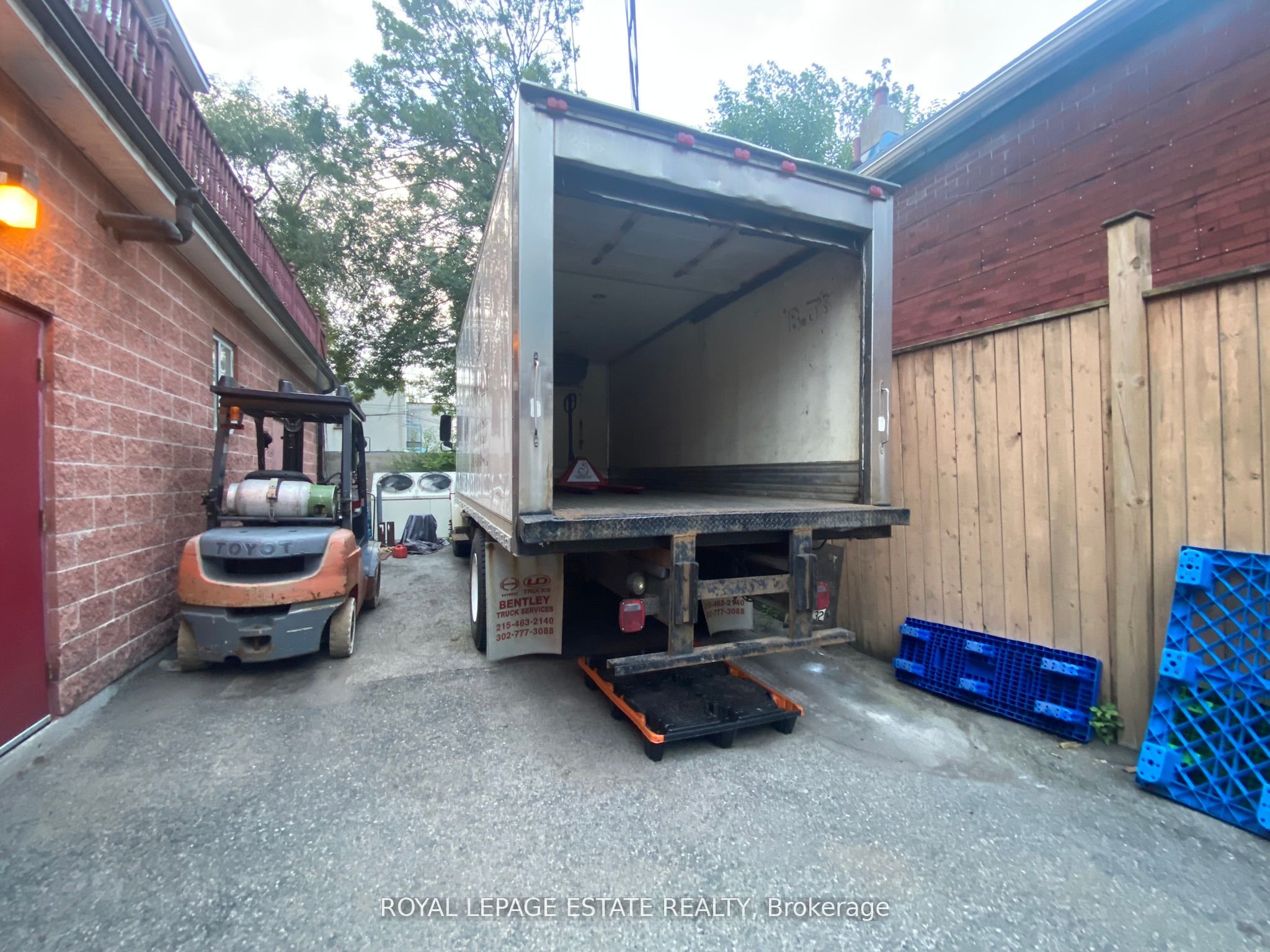 1449 Gerrard Street Property Photo 11