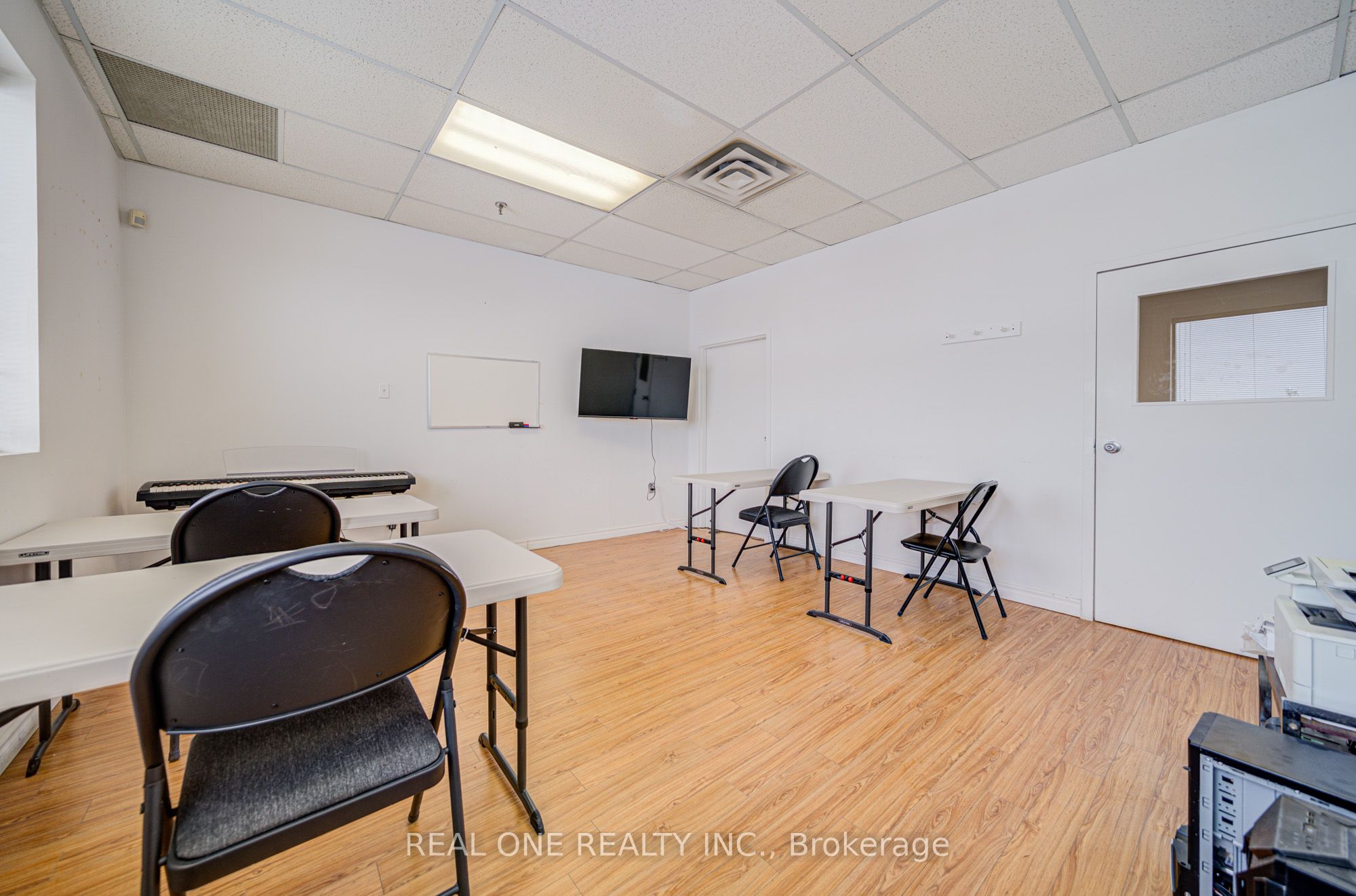 #206 - 3838 Midland Avenue Property Photo 8