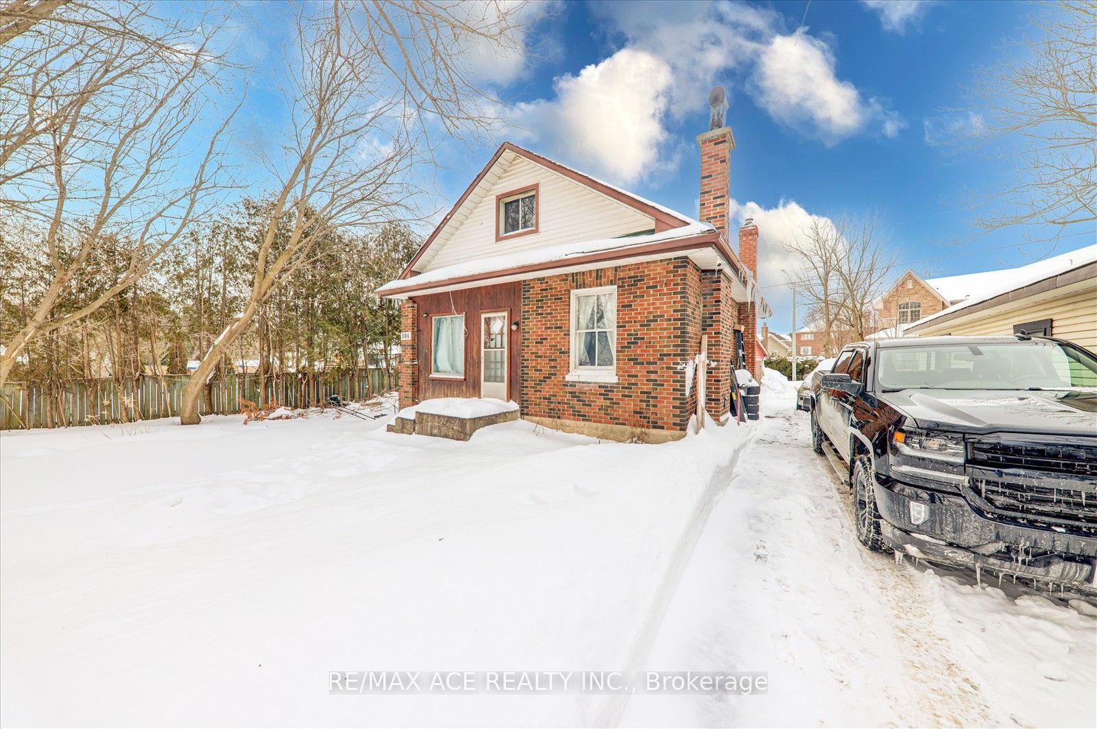 304 West Scugog Lane Property Photo 1