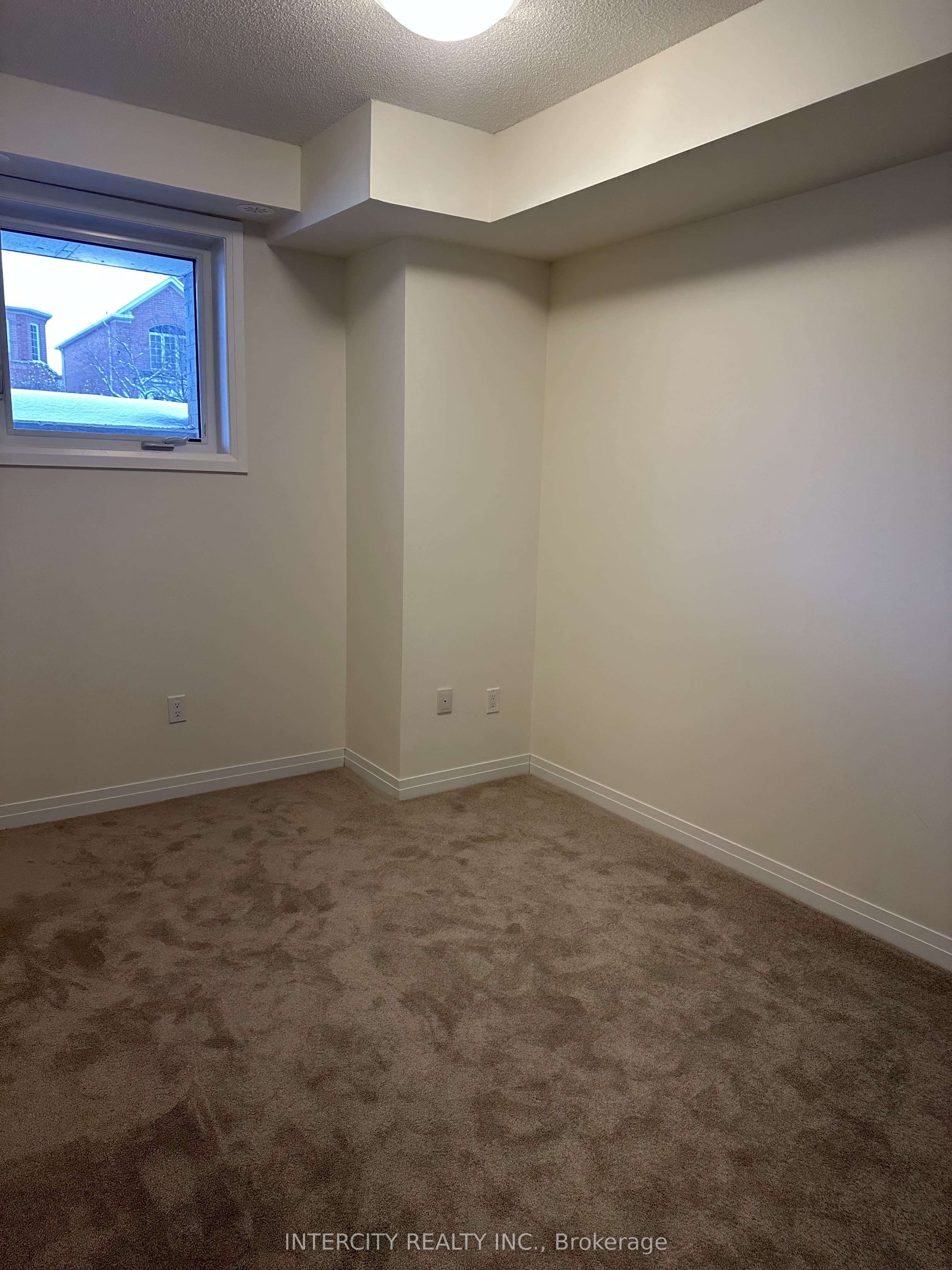 #17 - 245 Mclevin Avenue Property Photo 6