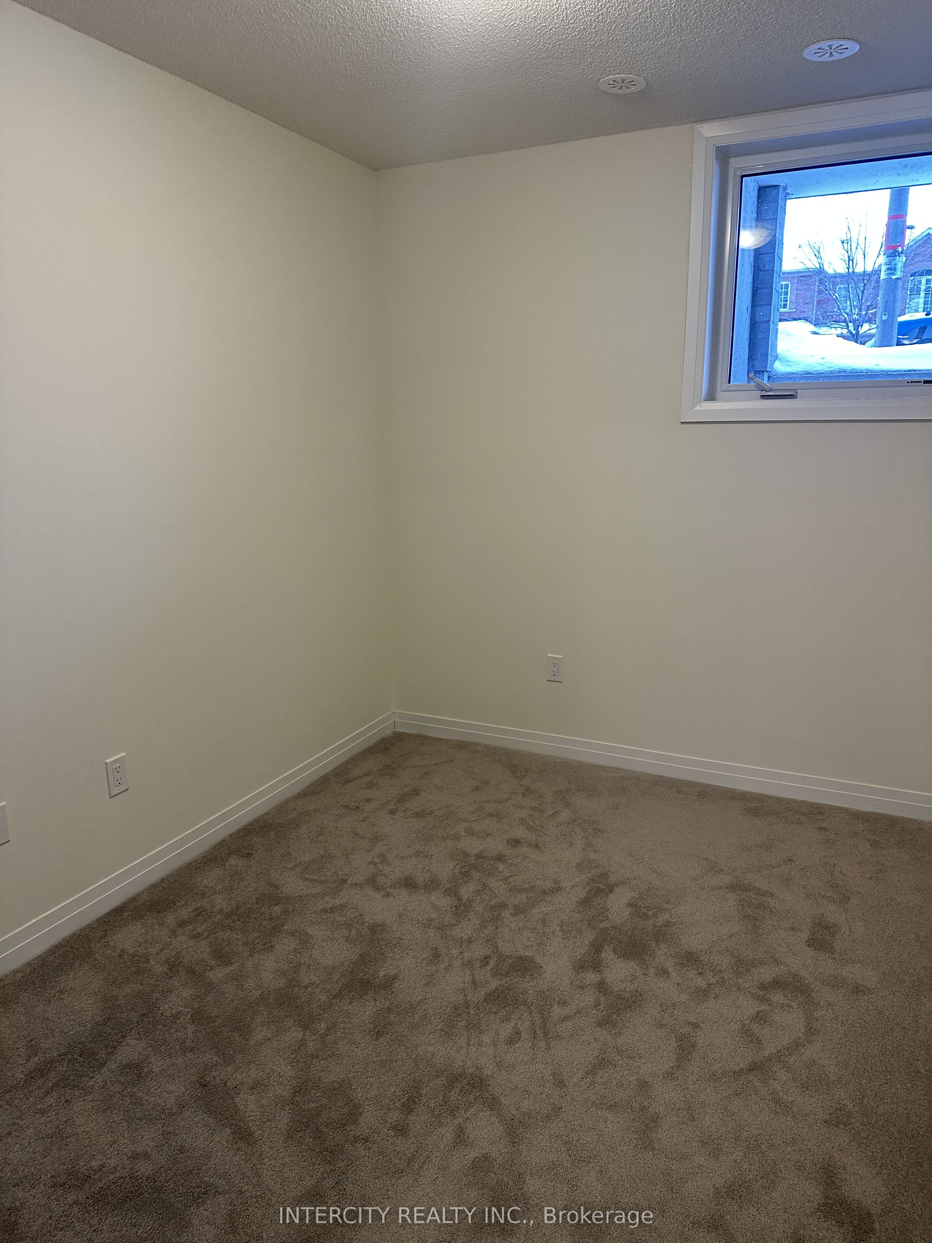 #17 - 245 Mclevin Avenue Property Photo 7