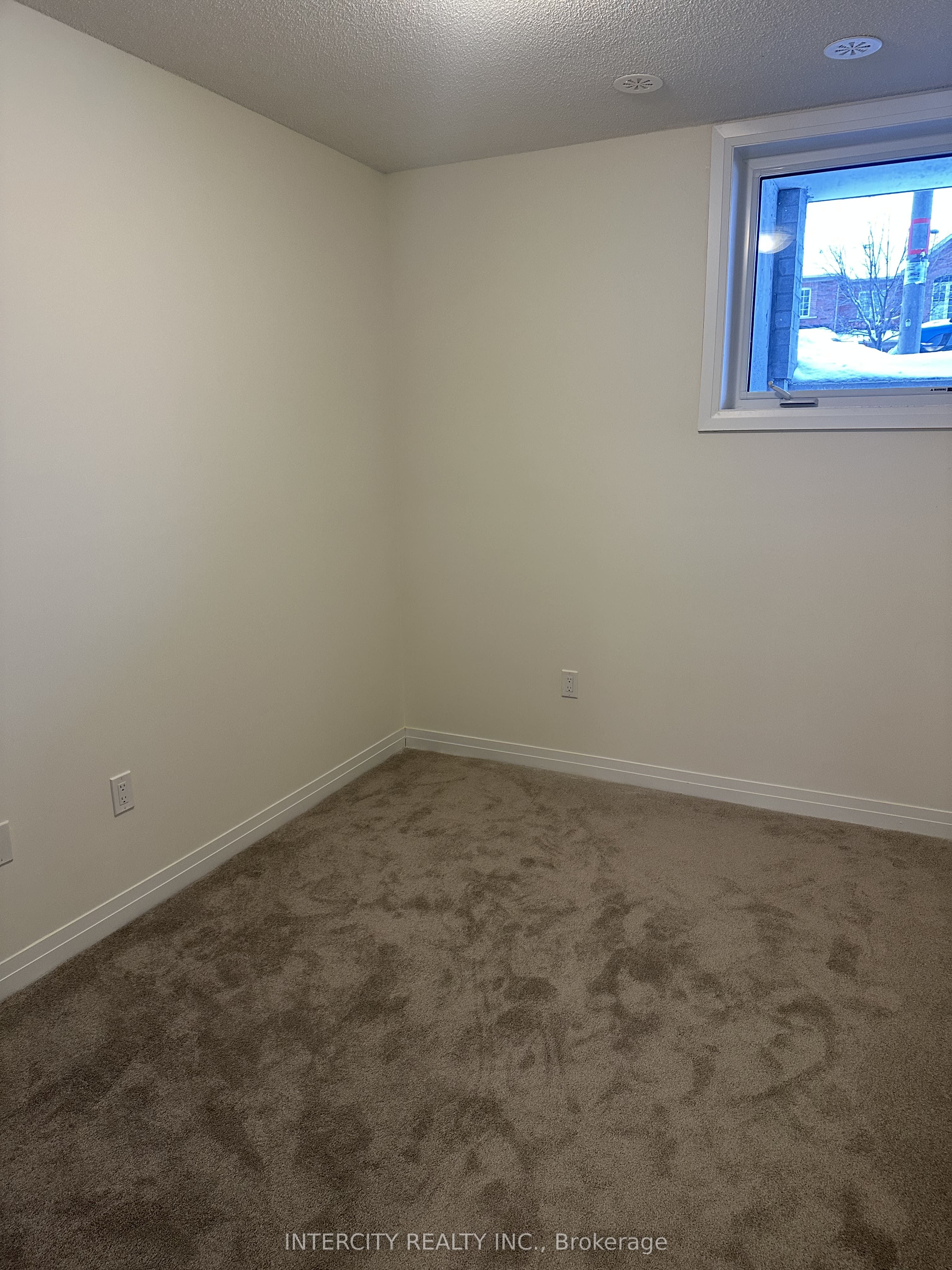 #17 - 245 Mclevin Avenue Property Photo 8