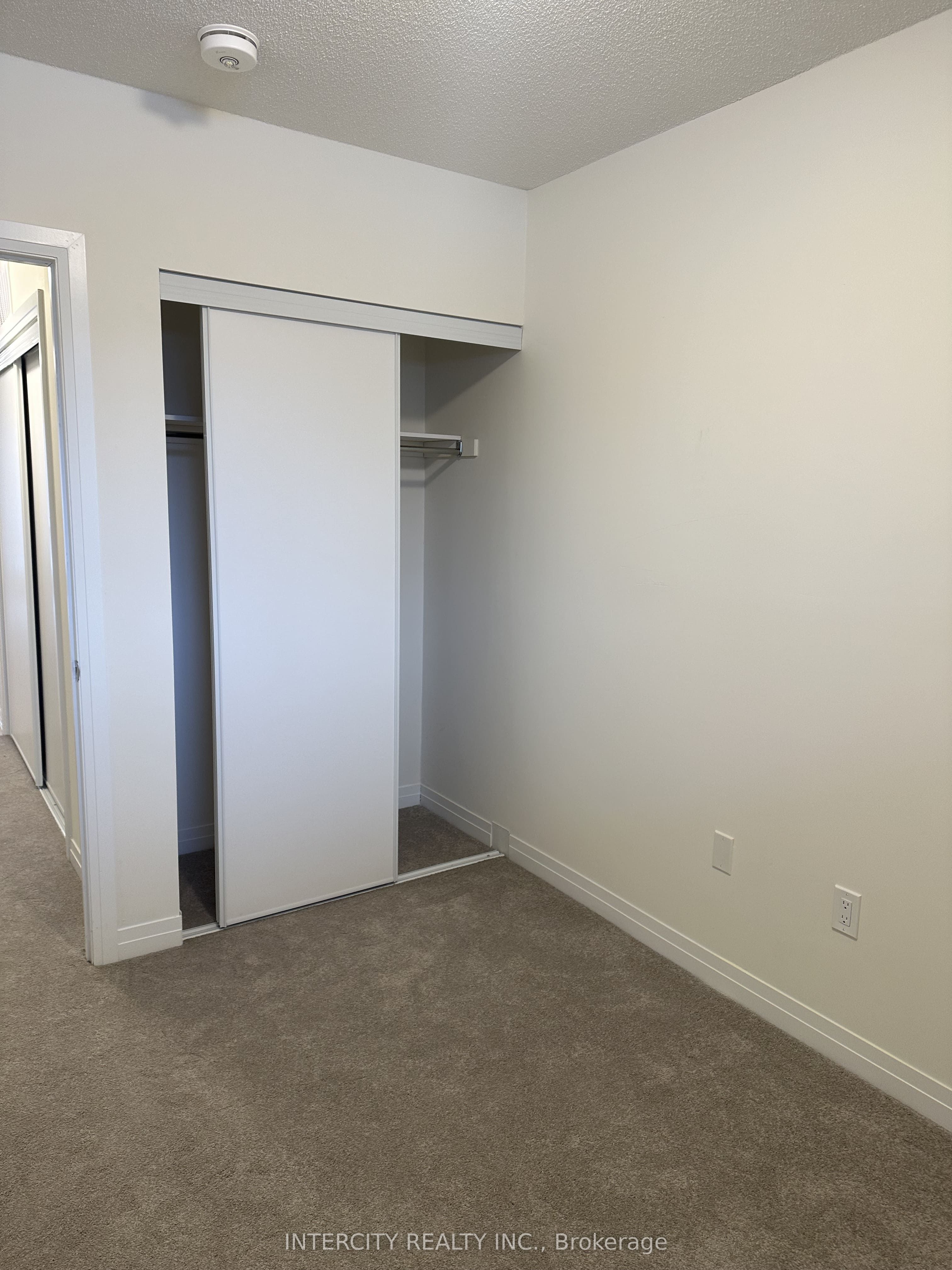 #17 - 245 Mclevin Avenue Property Photo 9