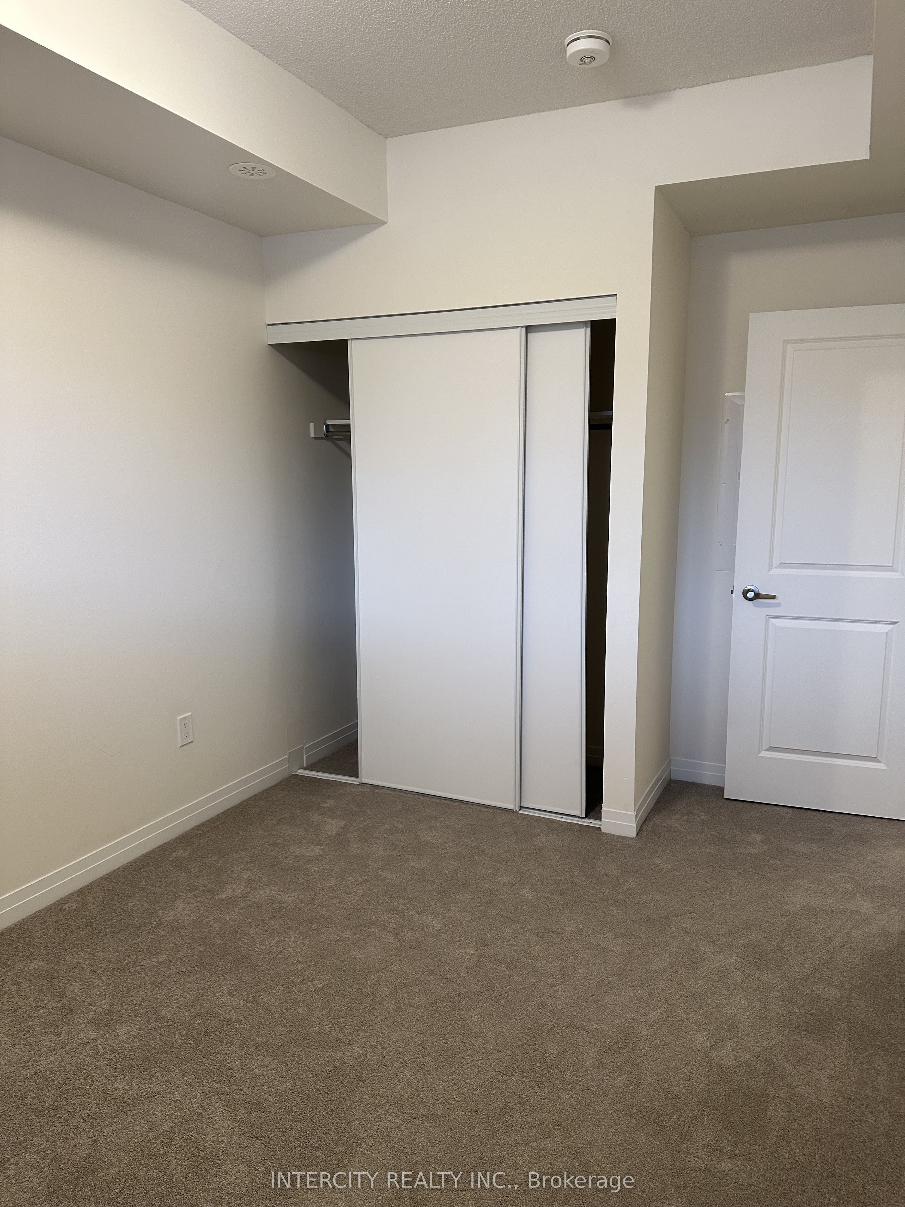 #17 - 245 Mclevin Avenue Property Photo 10