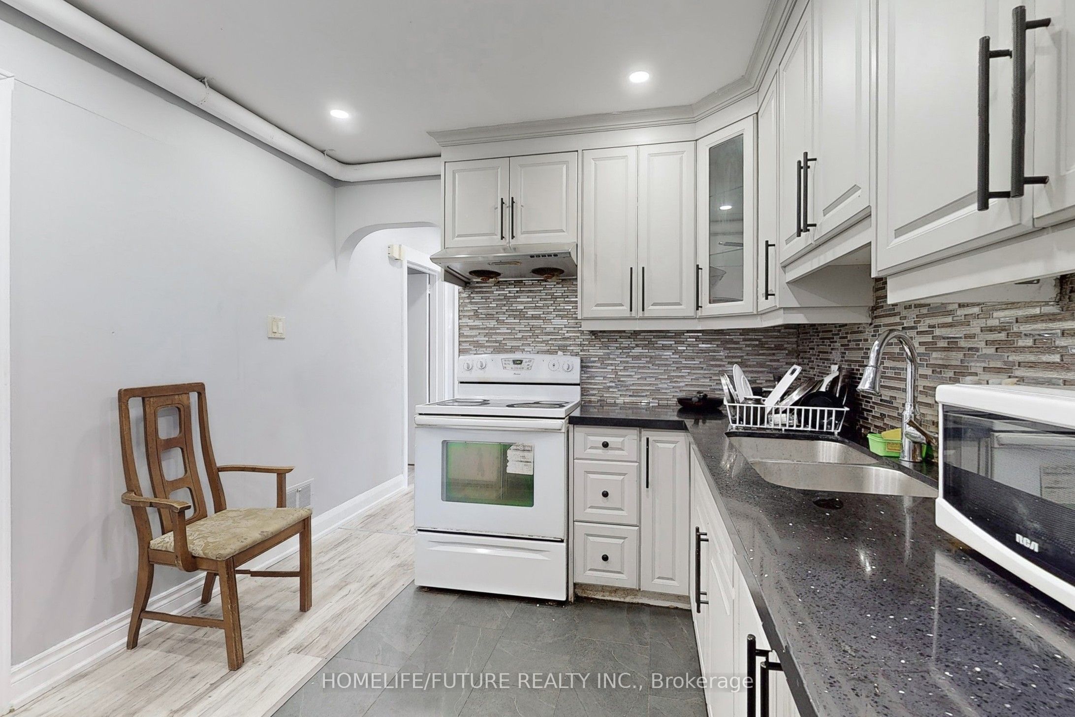 1496 Simcoe Street Property Photo 7