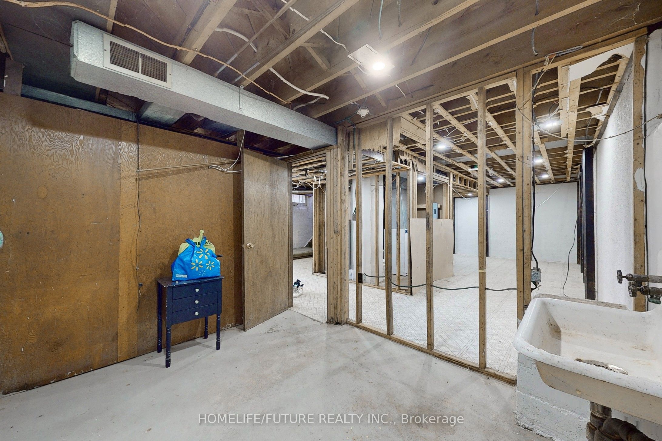 1496 Simcoe Street Property Photo 32